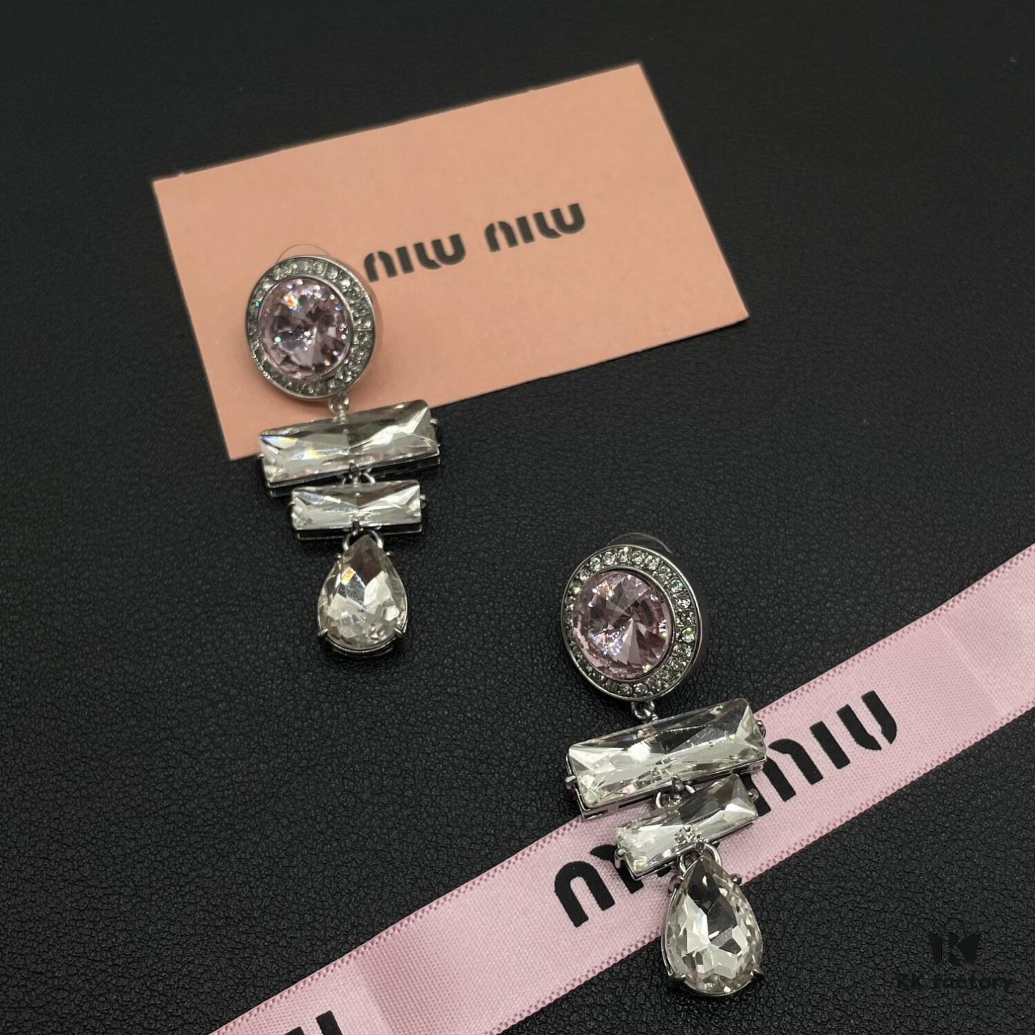 6930173112f62673a6faccca Miumiu Pearl Heart Stud Earrings, Minimalist Luxury Design with Retro Charm, Small-Size Elegant Fashion Accessory