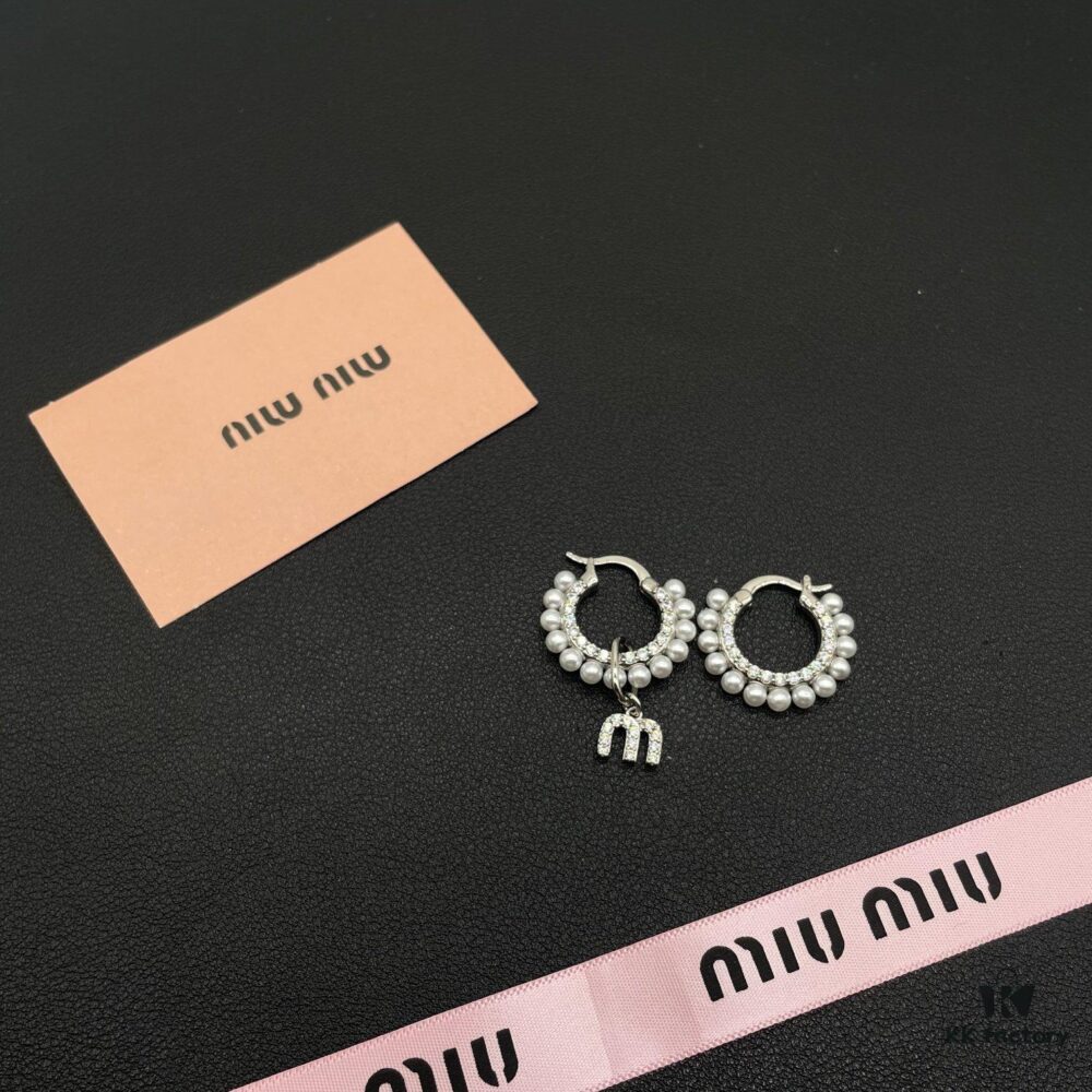 6930175612f62673a6faccf9 Miu Miu Textured Luxury Pearl Heart Stud Earrings, Minimalist Design with Retro Charm, Must-Have Summer Fashion Accessory