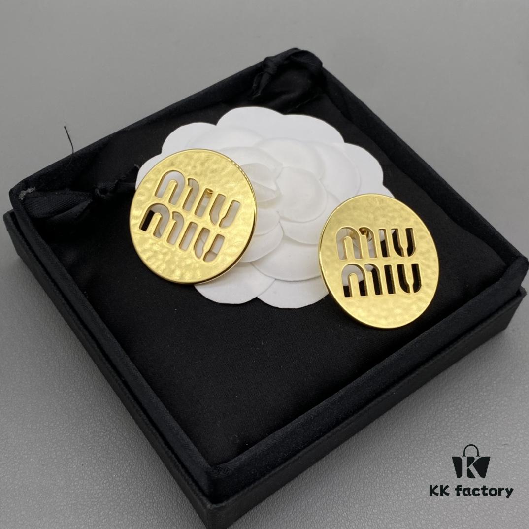 6930175812f62673a6faccfb Miu Miu Textured Luxury Pearl Heart Stud Earrings, Minimalist Design with Vintage Charm, Must-Have Summer Fashion Accessory