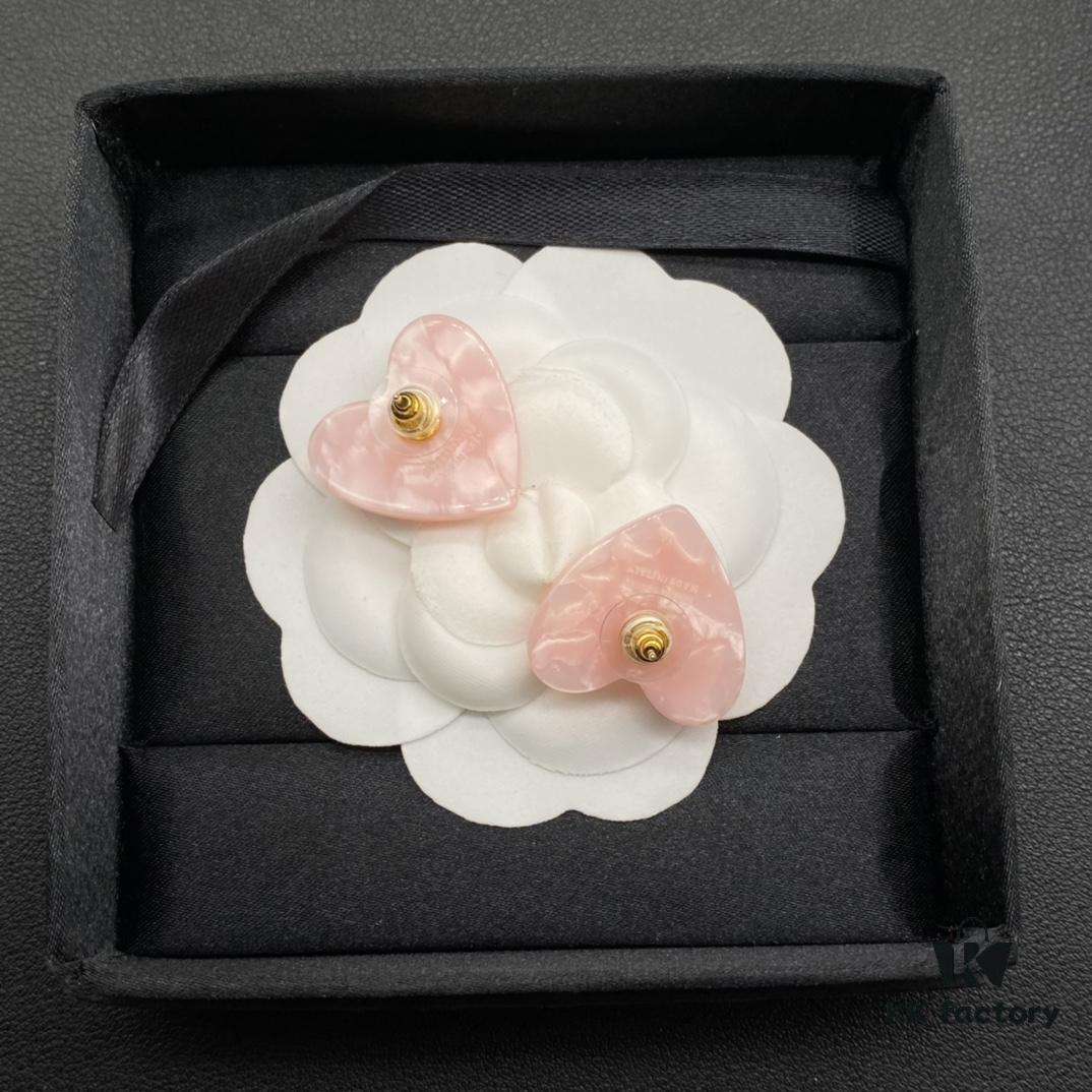 6930176212f62673a6facd08 Miu Miu Textured Luxurious Pearl Heart Stud Earrings, Minimalist Design with Vintage Charm, Must-Have Summer Fashion Accessory