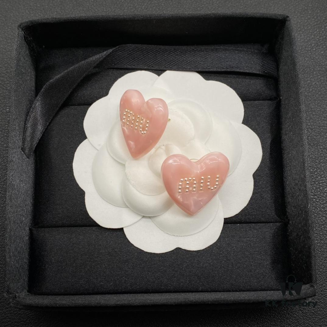 6930176312f62673a6facd0a Miu Miu Textured Luxurious Pearl Heart Stud Earrings, Minimalist Design with Vintage Charm, Must-Have Summer Fashion Accessory