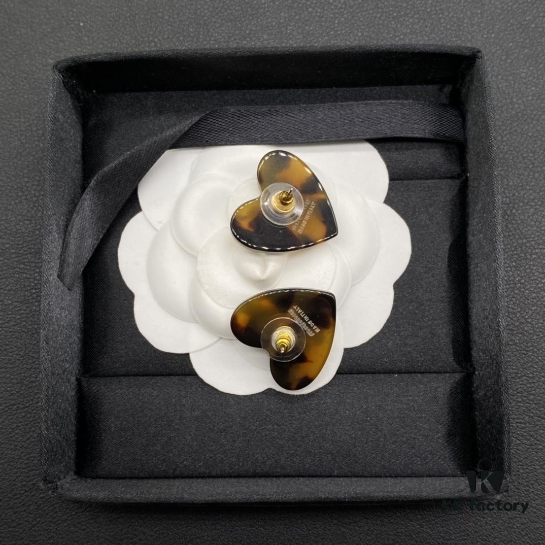 6930176512f62673a6facd0b Miu Miu Textured Luxurious Pearl Heart Stud Earrings, Minimalist Design with Vintage Charm, Must-Have Summer Fashion Accessory
