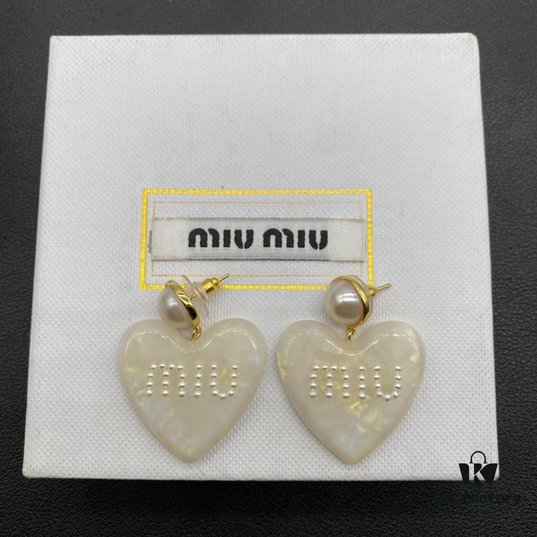 6930176912f62673a6facd0f Miu Miu Textured Luxurious Pearl Heart Stud Earrings, Minimalist Design with Vintage Charm, Must-Have Summer Fashion Accessory