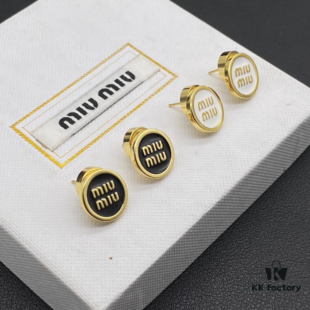 6930177112f62673a6facd17 Miu Miu Textured Luxurious Pearl Heart Stud Earrings, Minimalist Design with Vintage Charm, Must-Have Summer Fashion Accessory