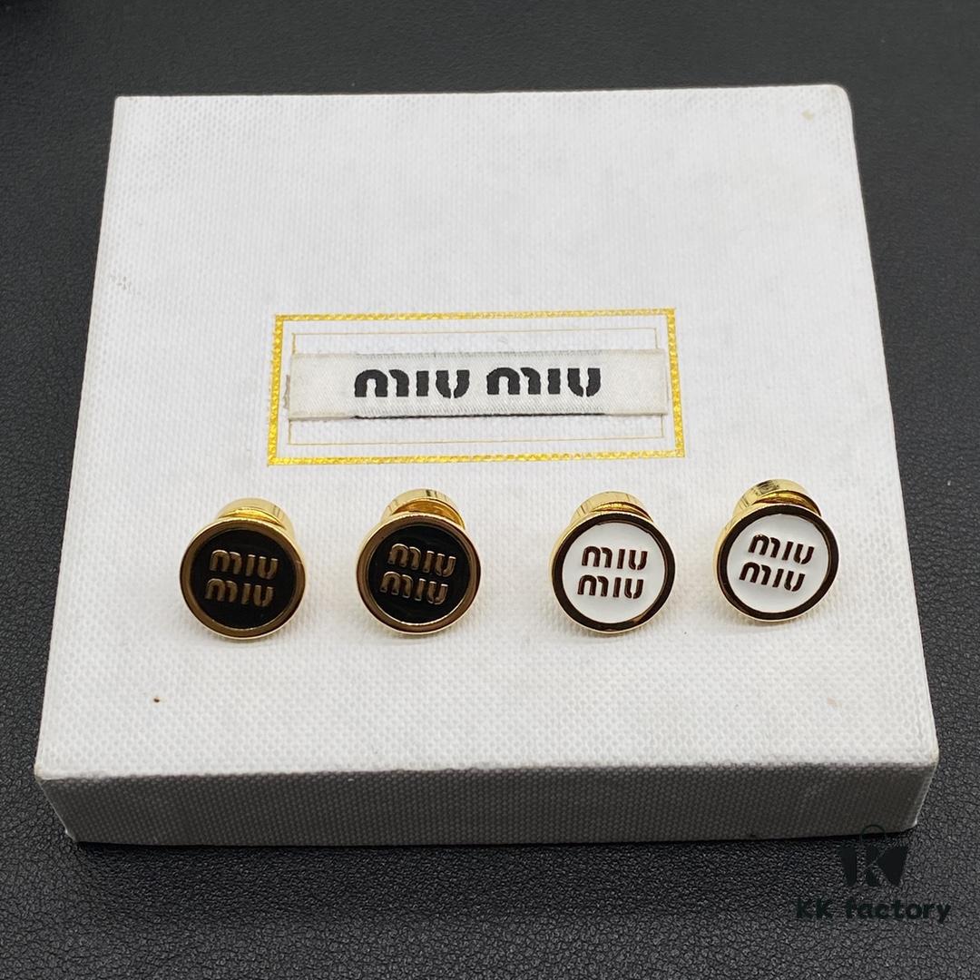 6930177212f62673a6facd19 Miu Miu Textured Luxurious Pearl Heart Stud Earrings, Minimalist Design with Vintage Charm, Must-Have Summer Fashion Accessory
