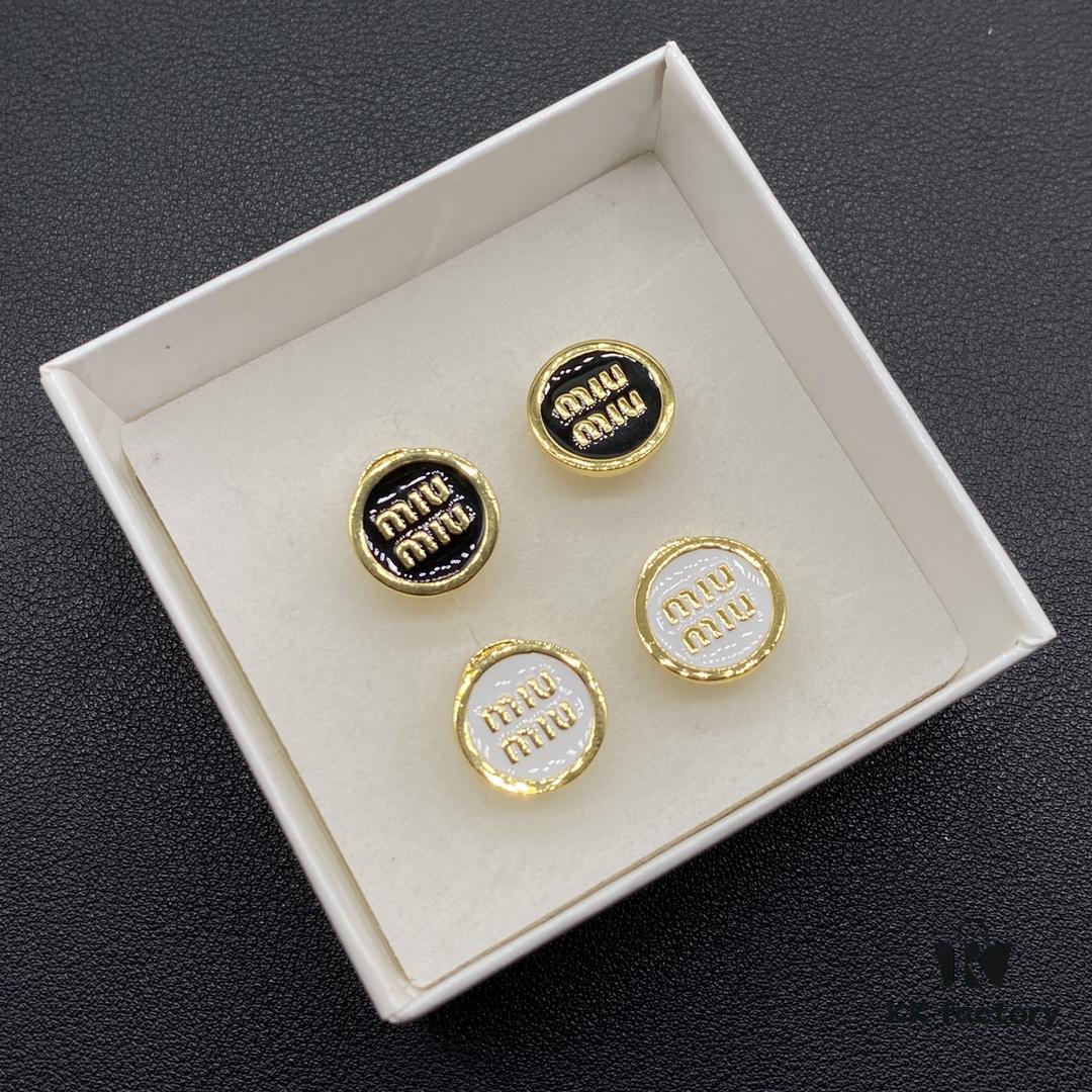 6930177b12f62673a6facd26 Miu Miu Textured Luxurious Pearl Heart Stud Earrings, Minimalist Design with Vintage Charm, Must-Have Summer Fashion Accessory