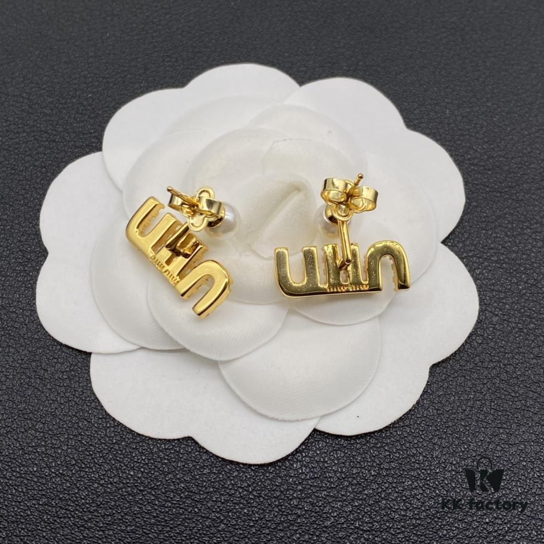 6930178012f62673a6facd2f Miu Miu Textured Luxury Pearl Heart Stud Earrings, Minimalist Design with Retro Charm, Must-Have for Summer Styling