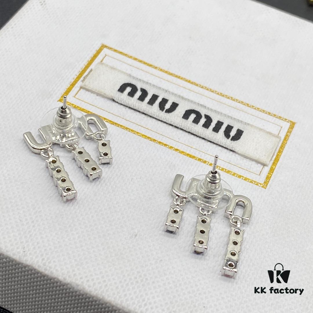 6930178312f62673a6facd34 Miu Miu Textured Luxurious Pearl Heart Stud Earrings, Minimalist Design with Vintage Charm, Must-Have Summer Fashion Accessory