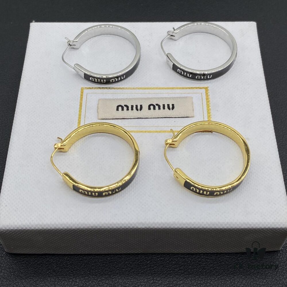 6930178412f62673a6facd36 Miu Miu Textured Luxury Pearl Heart Stud Earrings, Minimalist Design with Retro Charm, Must-Have Summer Fashion Accessory