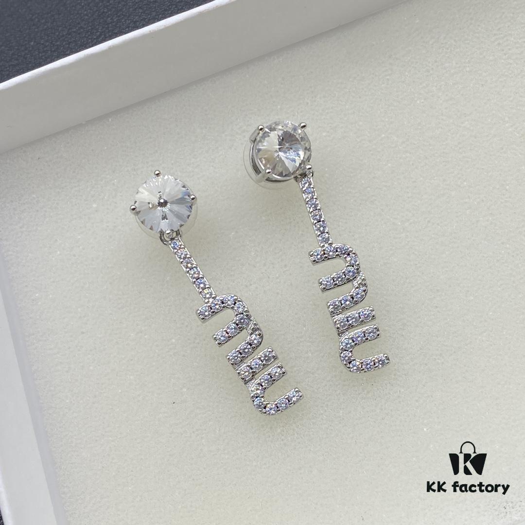 Miu Miu Textured Luxury Pearl Heart Stud Earrings, Minimalist Design with Vintage Charm, Must-Have Summer Accessory