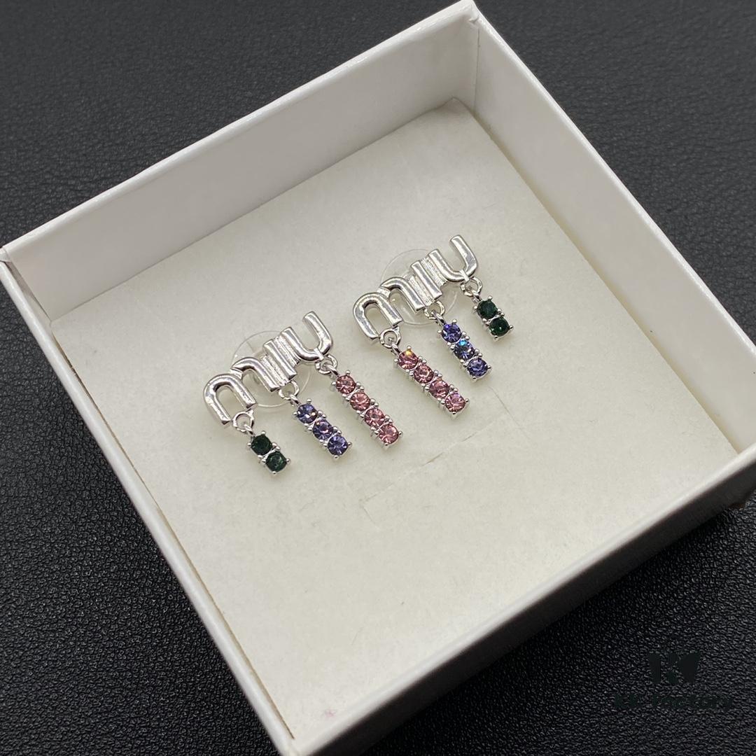 6930178f12f62673a6facd49 Miu Miu Textured Luxurious Pearl Heart Stud Earrings, Minimalist Design with Vintage Charm, Must-Have Summer Fashion Accessory