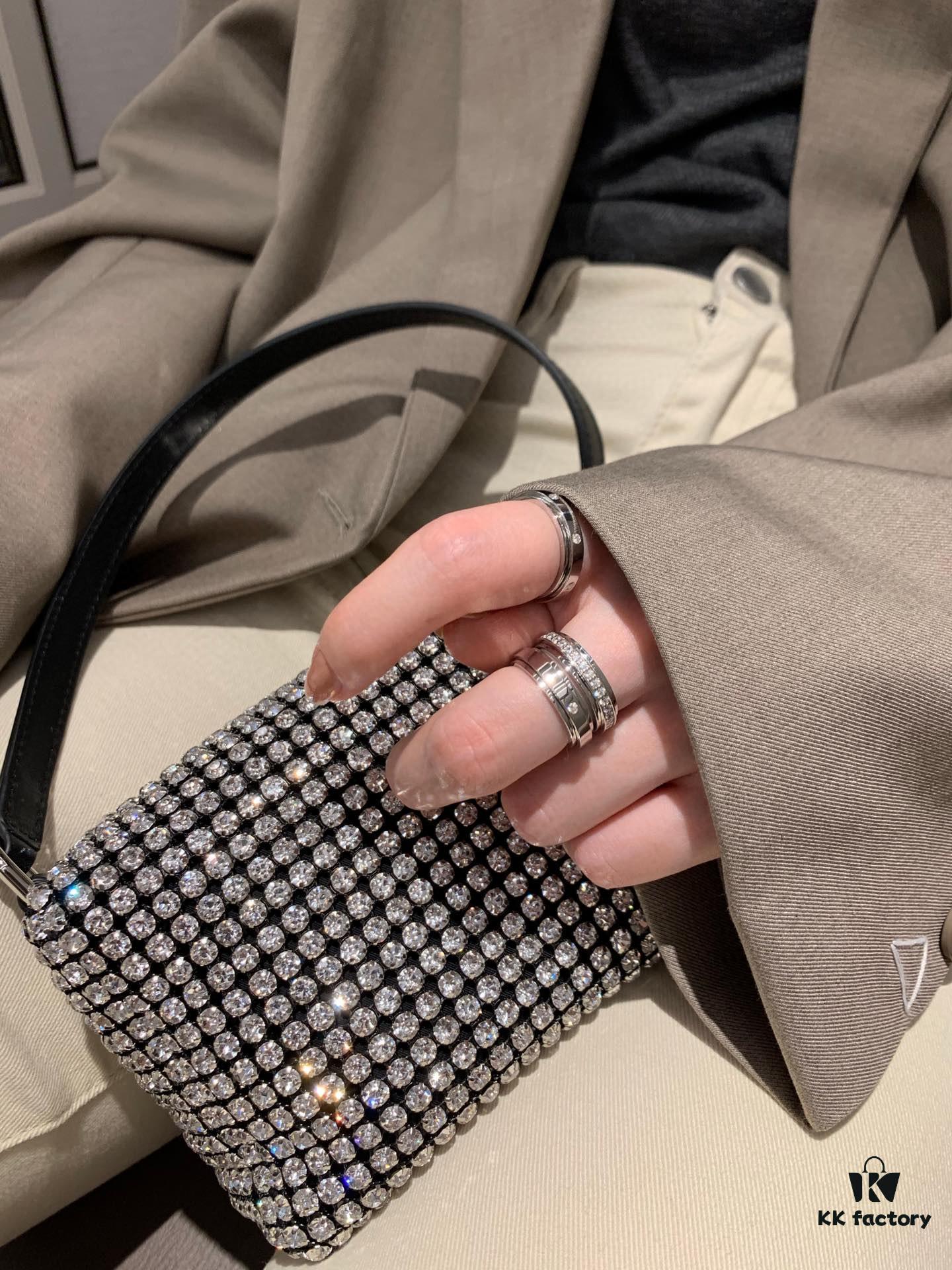 6930181c12f62673a6face38 Platinum-colored Piaget ring with rotating design, featuring single diamond, seven-diamond, and full-diamond options