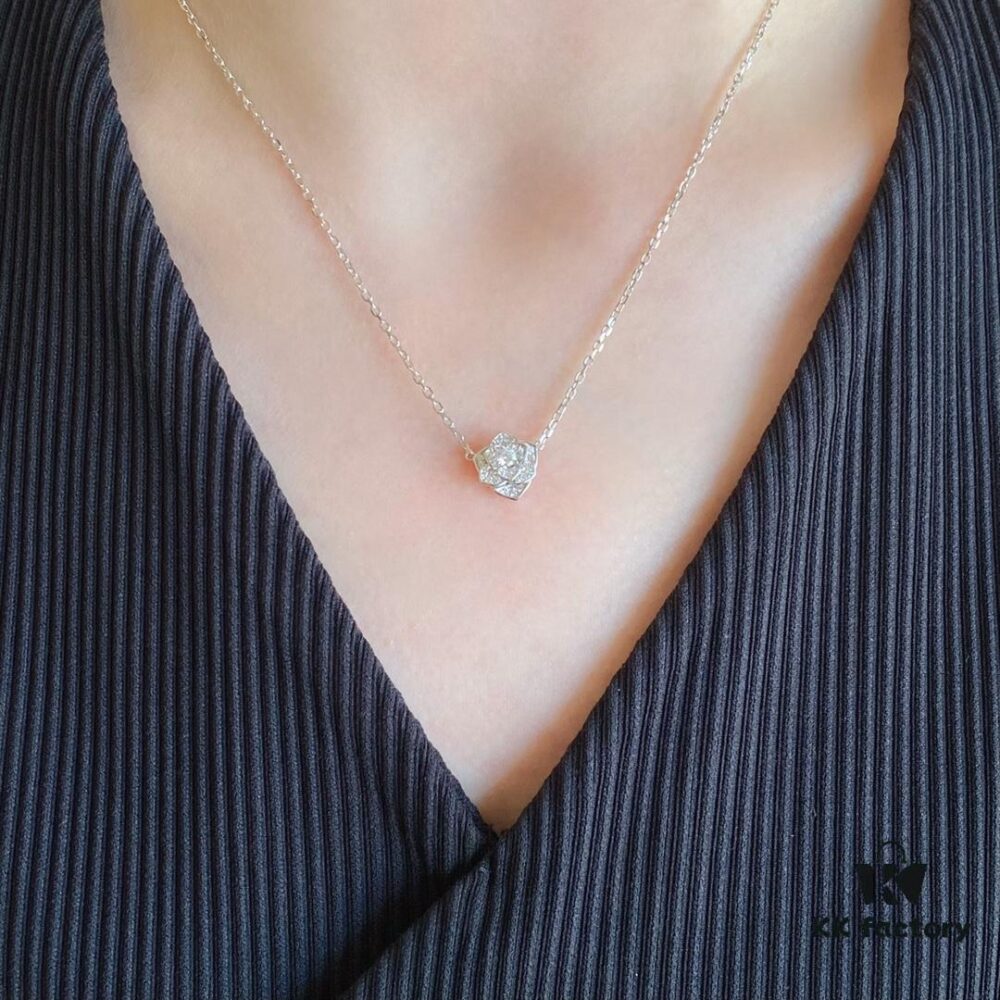 6930188112f62673a6faced8 The captivating Piaget rose necklace, an enchanting design that steals the heart at first sight