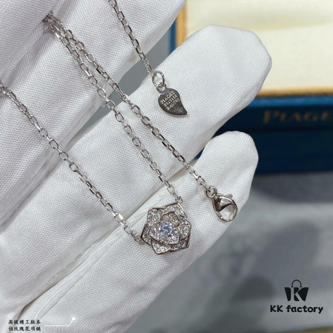 The captivating Piaget rose necklace, an enchanting design that steals the heart at first sight