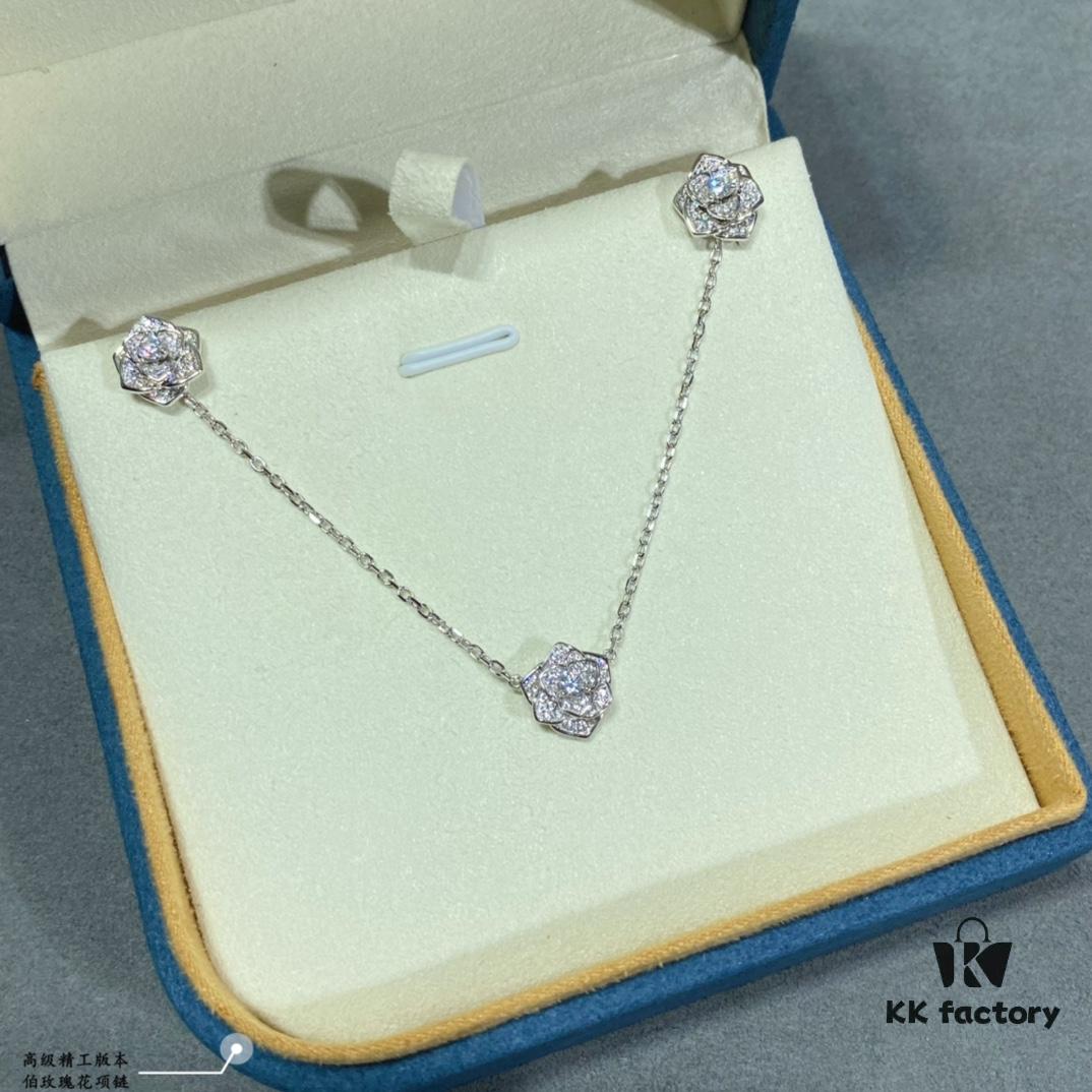 The captivating Piaget rose necklace, an enchanting design that steals the heart at first sight
