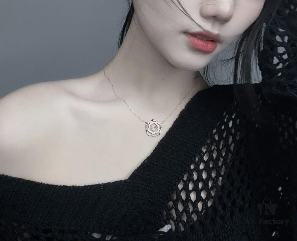 693018c912f62673a6facf45 Elegant and Eye-Catching Piaget-Style Openwork Rose Necklace