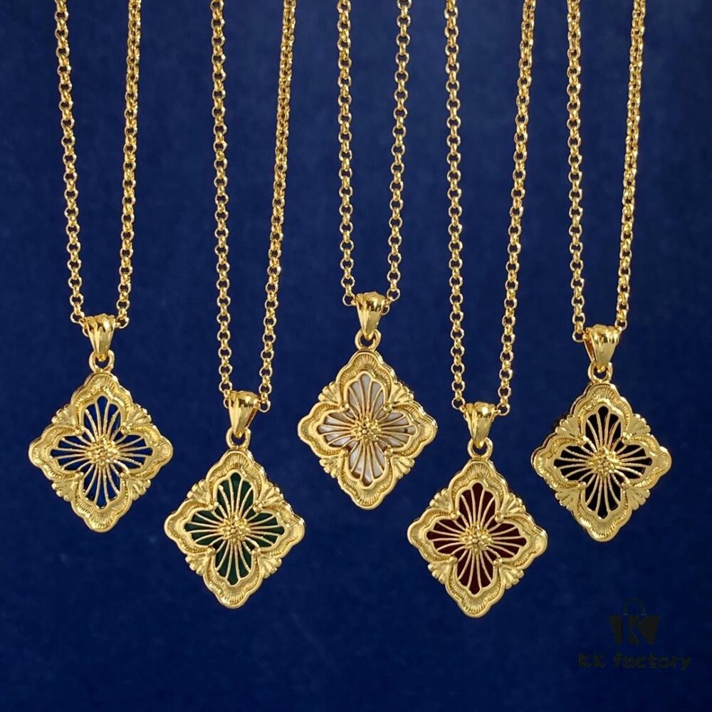 693019c012f62673a6fad06b Italian Luxury Jewelry Brand Buccellati Vintage Royal Style Four-Leaf Clover Tulle Opera Series Bicolor Shell Agate Chalcedony Reversible Necklace