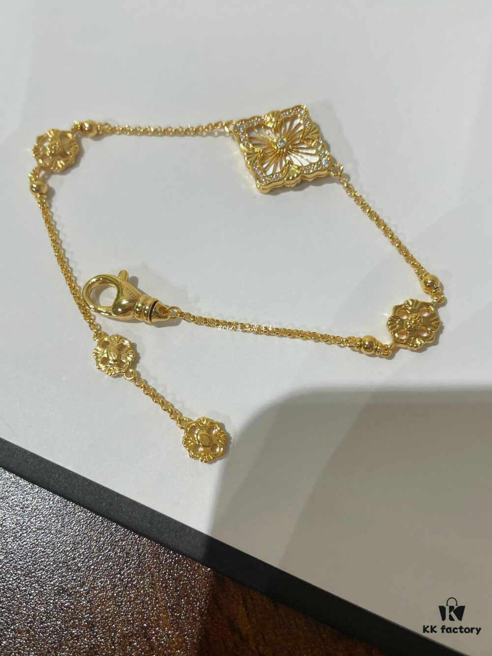 693019e412f62673a6fad0a0 Opera Opera Series Diamond-Inlaid Single Flower Bracelet
