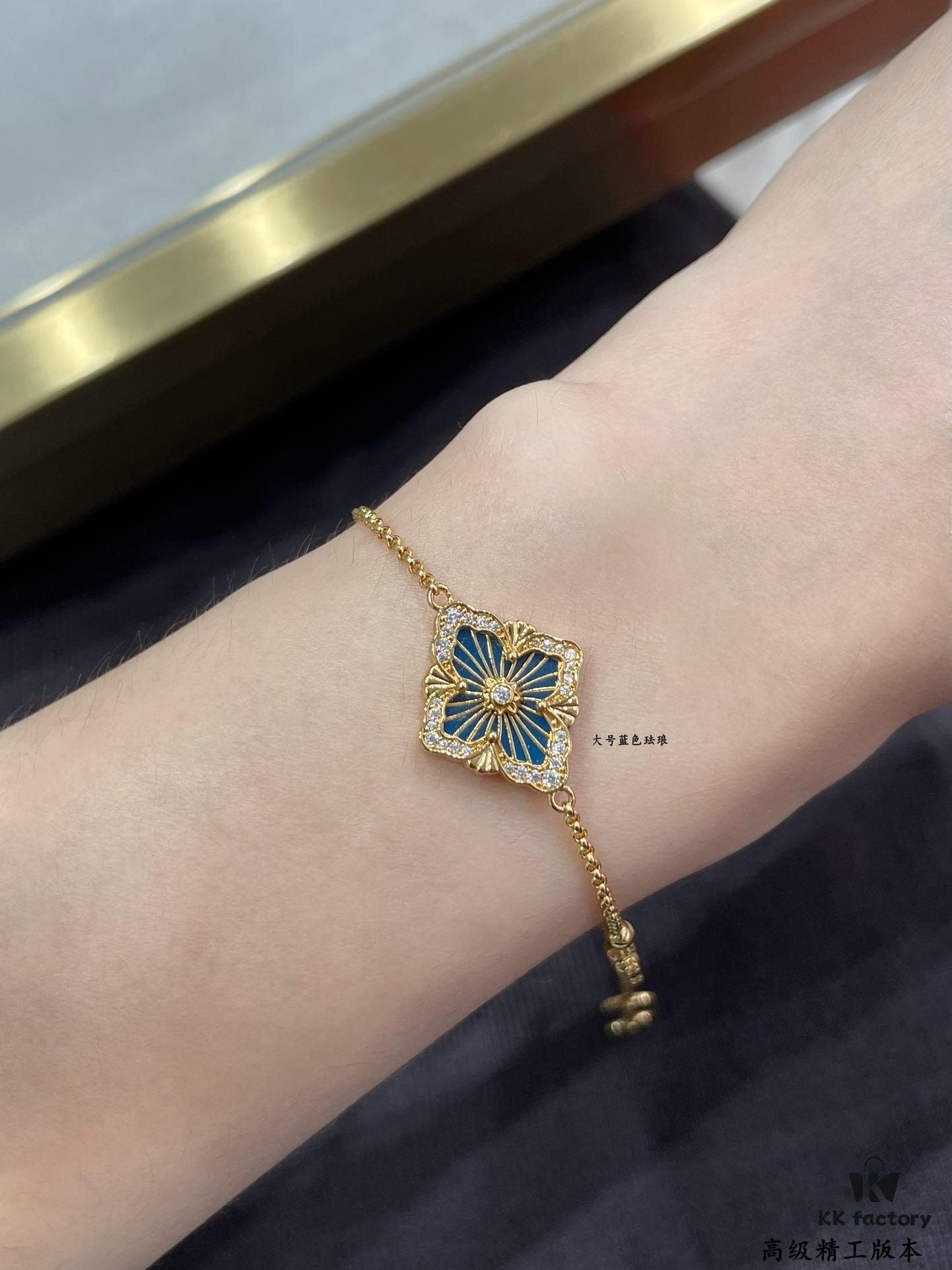69301a7812f62673a6fad13c Buccellati Opera Maxi Blue Enamel Bracelet, Retro Court-style Clover and Four-petal Shell Double-sided Necklace with Rigato Silk Finish and Geometric Diamond Inlay