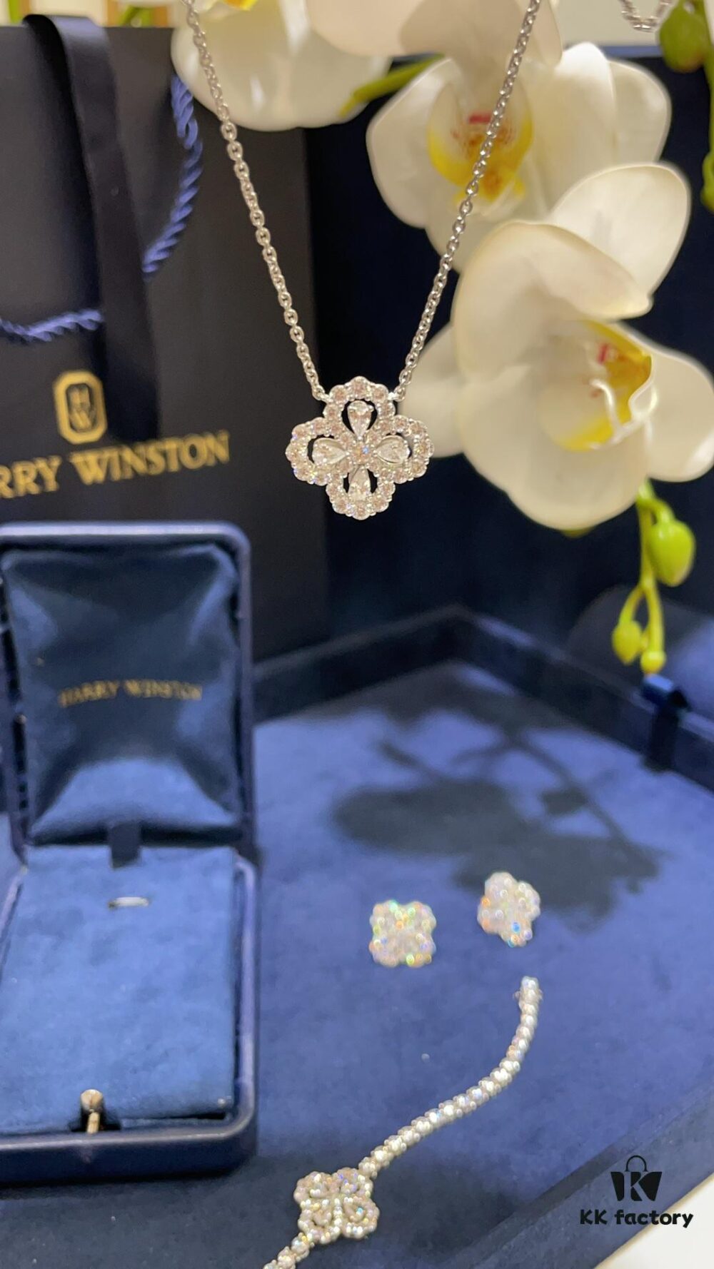 69301c2b12f62673a6fad2ca Harry Winston New Arrival Loop Luxury Four-Leaf Clover Sparkling Diamond Necklace