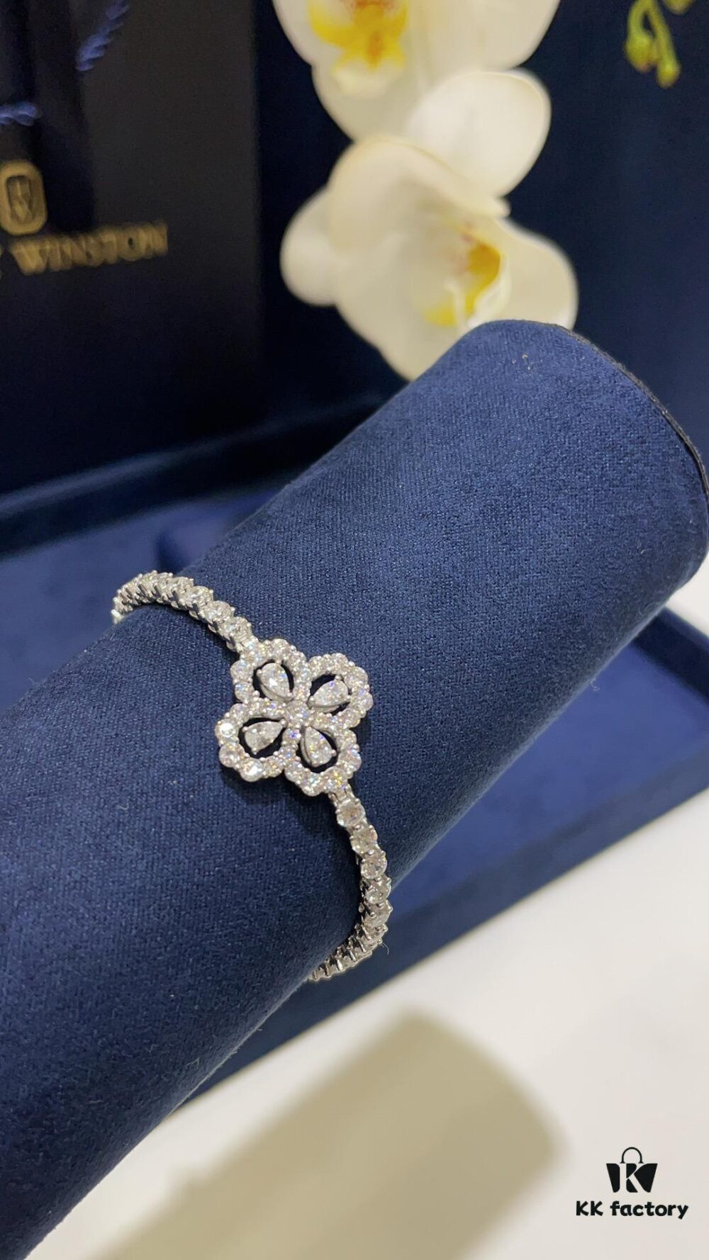 69301c3212f62673a6fad2d1 Harry Winston New Arrival Loop Luxury Clover Diamond Bracelet