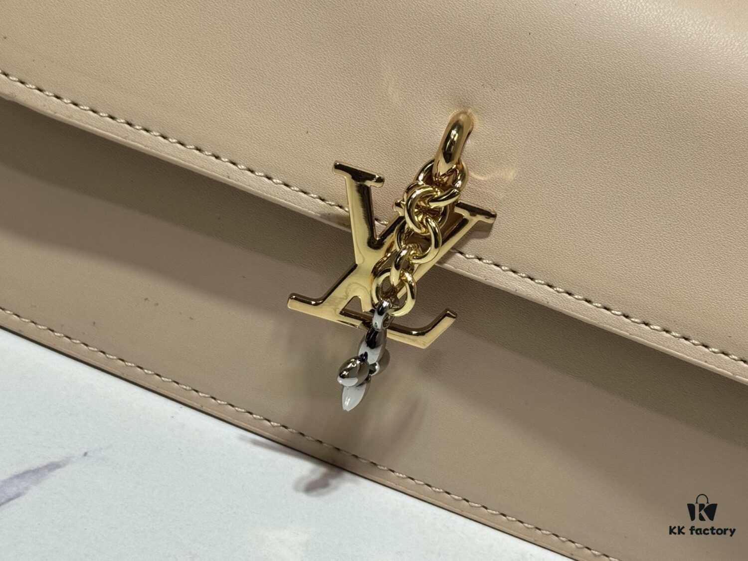 6930219a12f62673a6fad8cd Wallet On Chain Handbag M14564