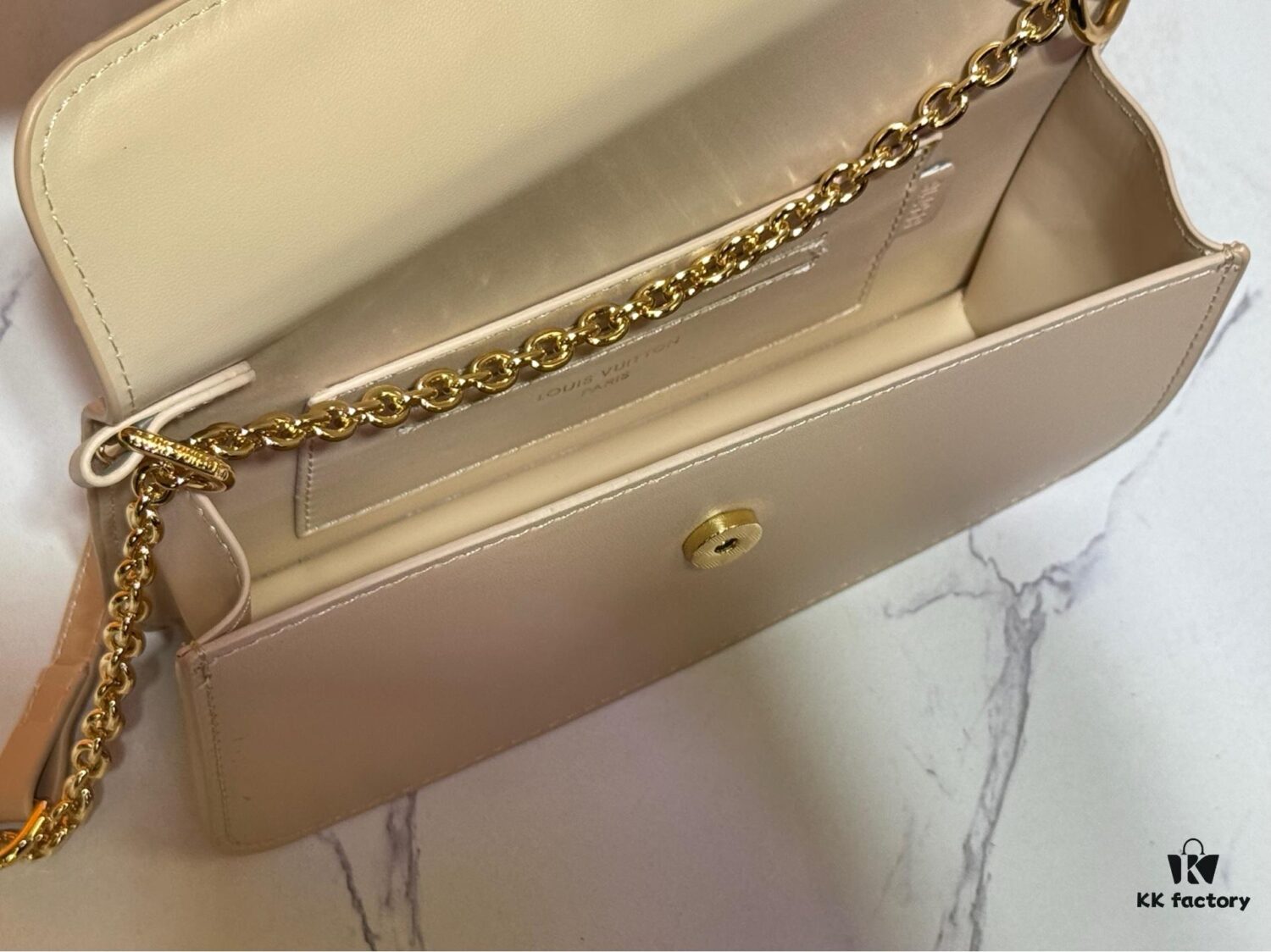 6930219c12f62673a6fad8ce Wallet On Chain Handbag M14564