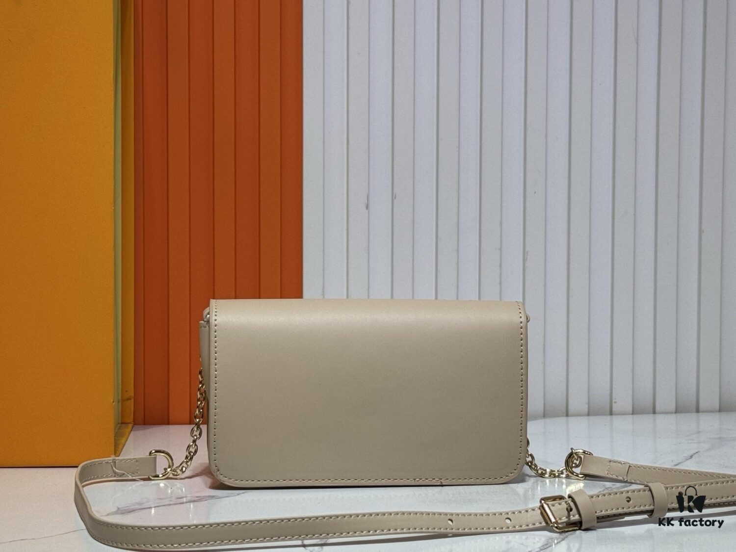 693021a812f62673a6fad8dd Wallet On Chain Handbag M14564