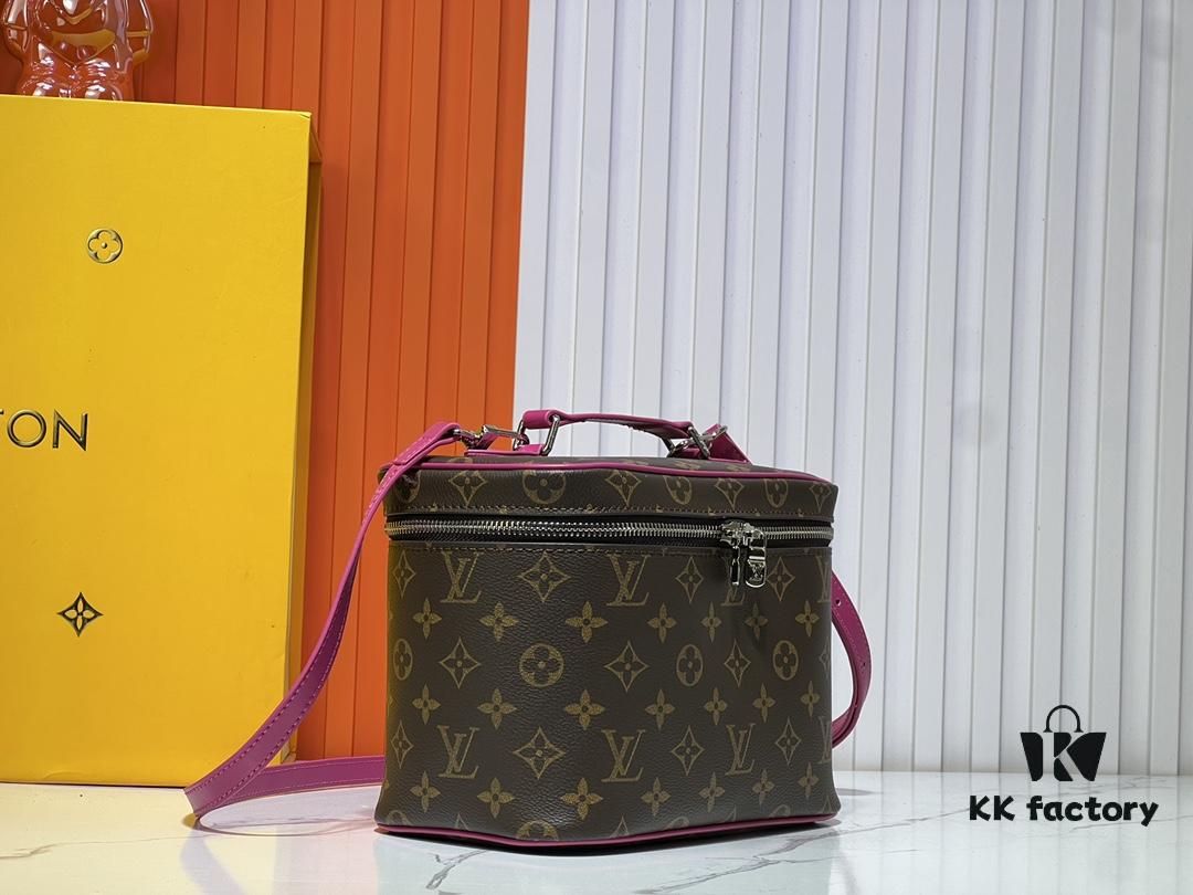 6930229e12f62673a6fad9d4 Upgraded Original ✨M42265 This elegant toiletry bag, inspired by the iconic Nice pouch, offers a stylish way to carry essential beauty items. The hidden zip pocket inside the flap is perfect for storing particularly valuable personal belongings.