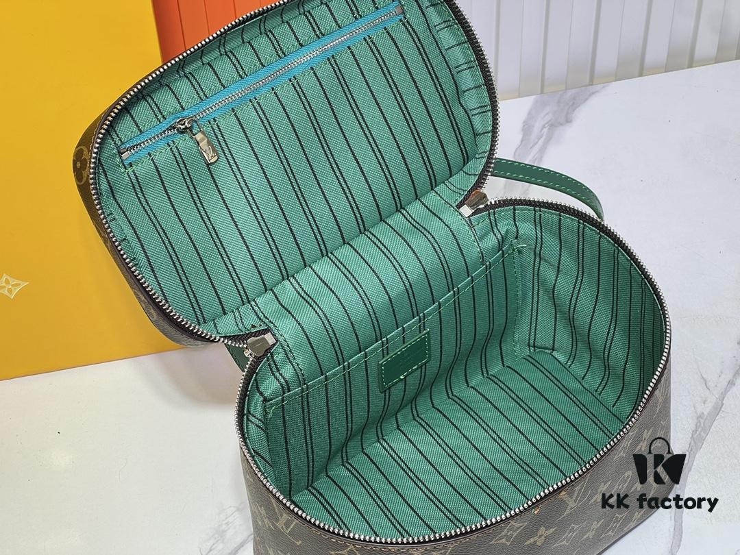 693022b412f62673a6fad9e2 Upgraded Original ✨M42265 This elegant toiletry bag, inspired by the iconic Nice pouch, is a stylish choice for carrying essential beauty items. The concealed zip pocket inside the flap provides secure storage for particularly valuable personal belongings.