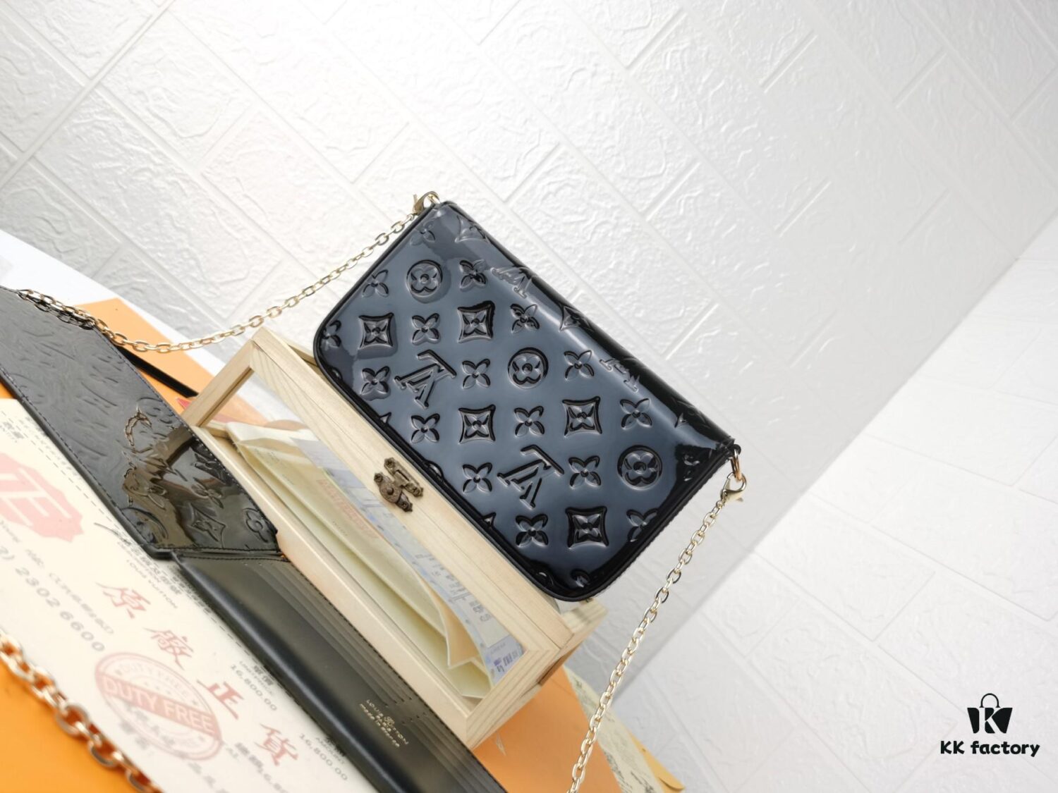 6930238512f62673a6fada8f Replica High-Quality Full Steel Hardware Embossed Patent Leather Louis Vuitton Felicie Handbag