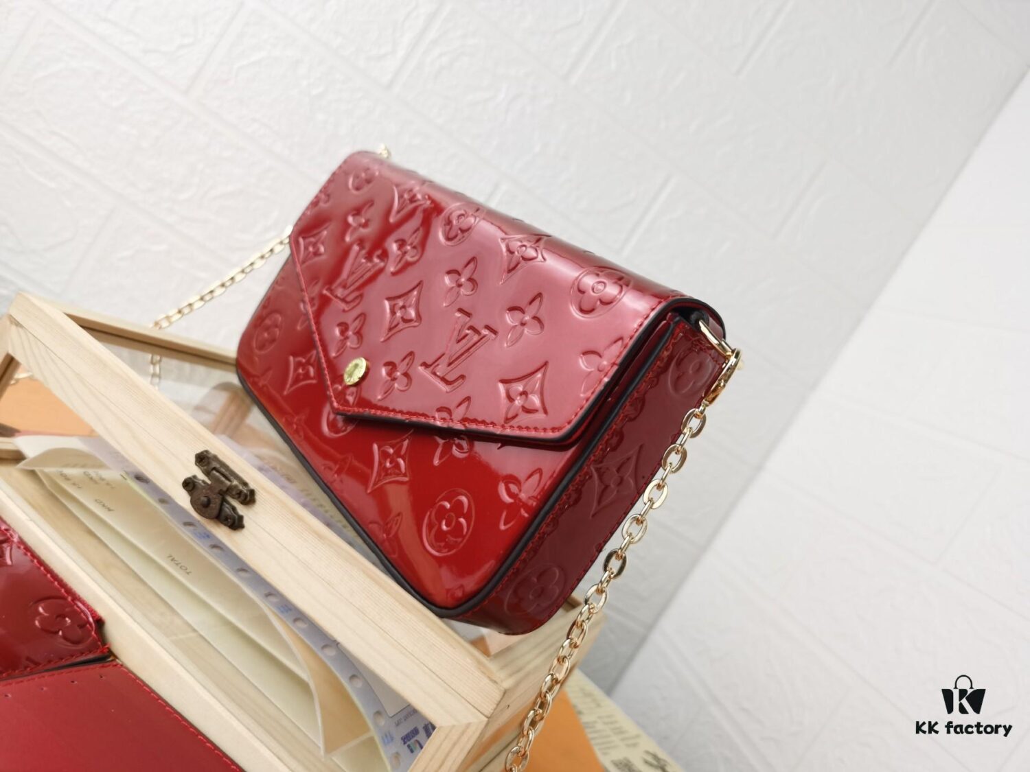 6930238a12f62673a6fada91 Replica High-Quality Full Steel Hardware Embossed Patent Leather Louis Vuitton Felicie Handbag