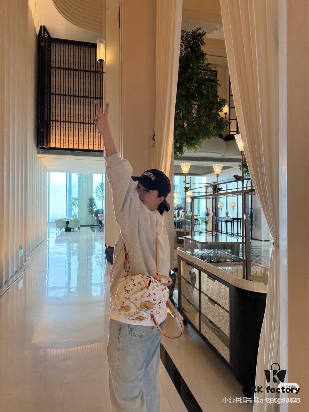 693024b112f62673a6fadbd0 VENICE Backpack M13081-M46836 White Multicolor (Takashi Murakami)