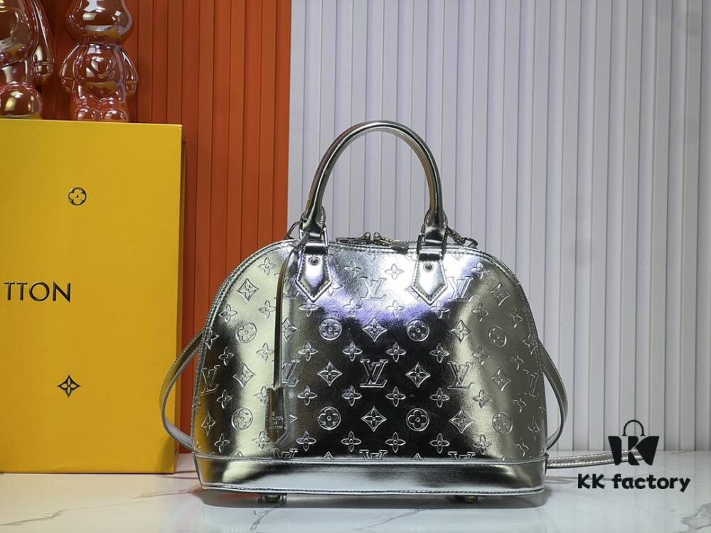 6930250e12f62673a6fadc0b M11835 M53151 Alma BB Bag from the LVSki Collection