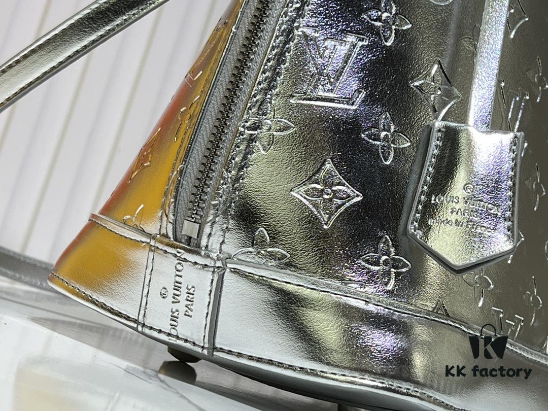 6930250e12f62673a6fadc0c M11835 M53151 Alma BB Bag from the LVSki Collection