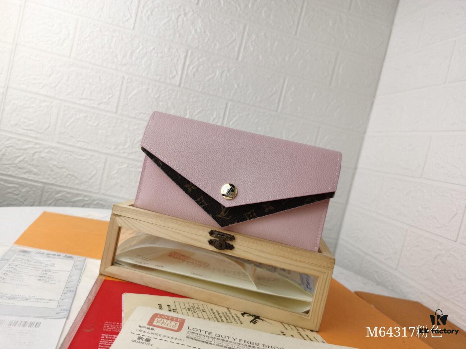 Top Quality Original 💎 [Actual Product Photography, Personal Background] M64317 Petite Grain Calfskin Leather with Iconic Monogram Canvas Wallet