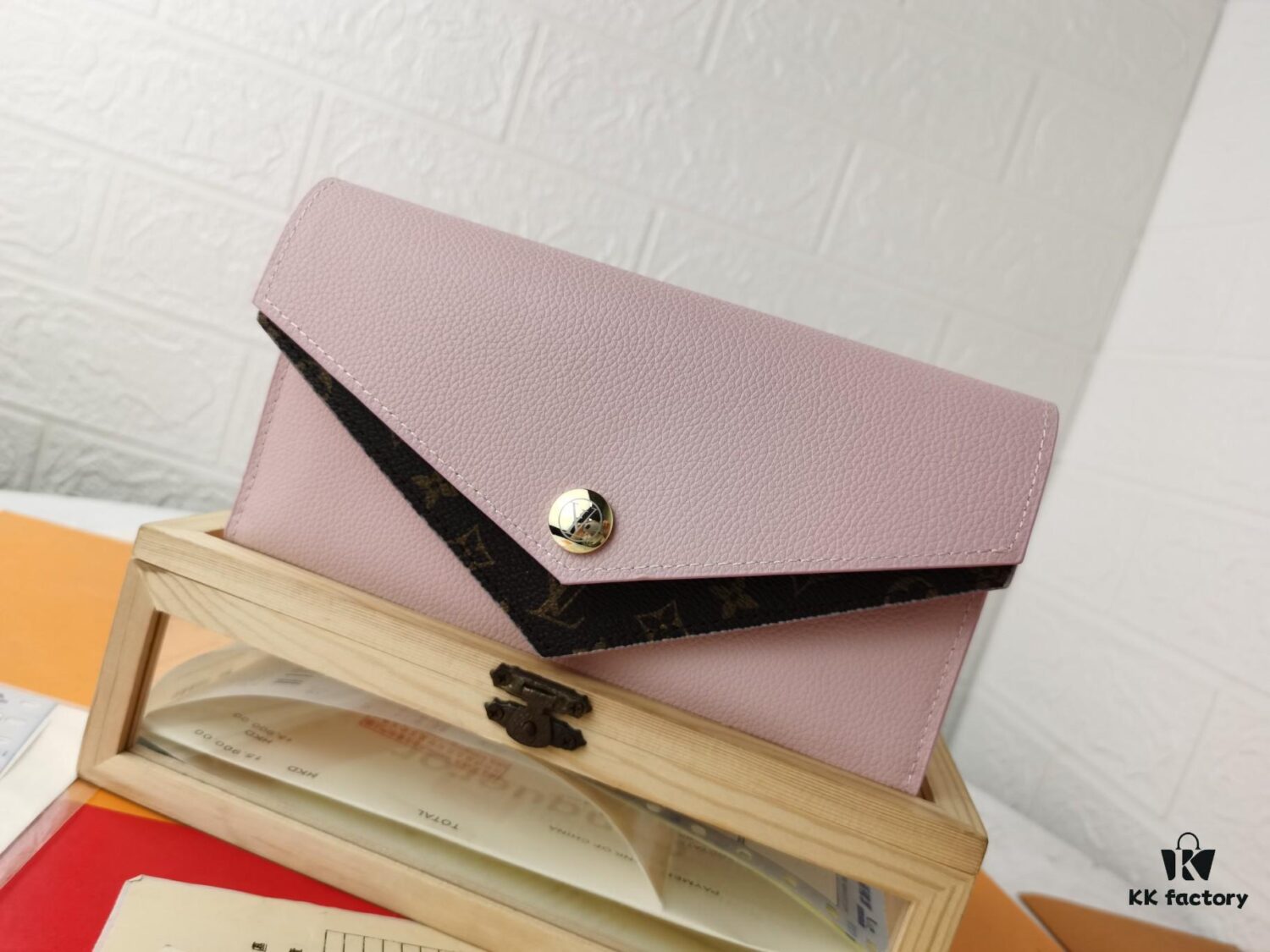 Top Quality Original 💎 [Actual Product Photography, Personal Background] M64317 Petite Grain Calfskin Leather with Iconic Monogram Canvas Wallet