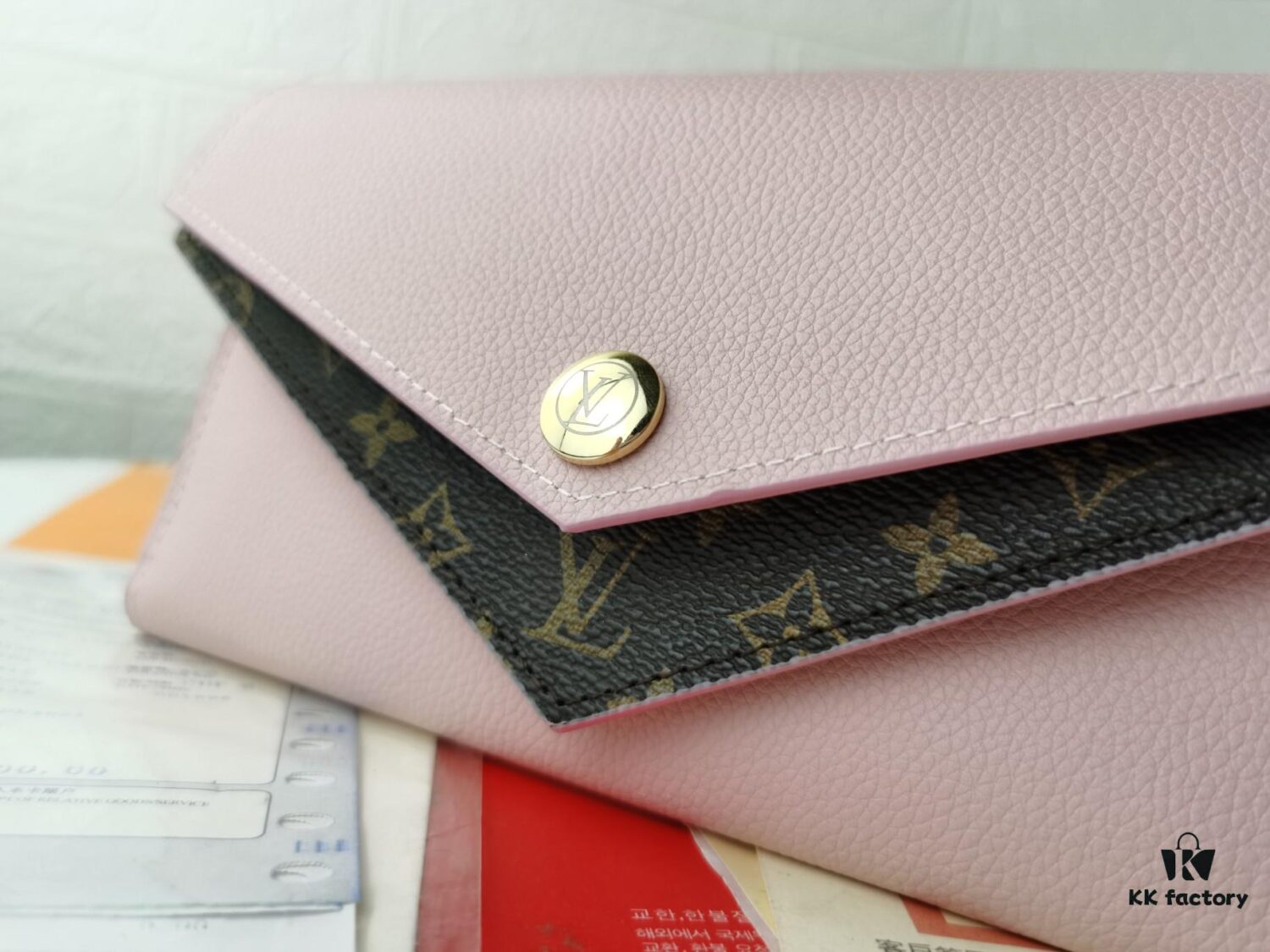 Top Quality Original 💎 [Actual Product Photography, Personal Background] M64317 Petite Grain Calfskin Leather with Iconic Monogram Canvas Wallet