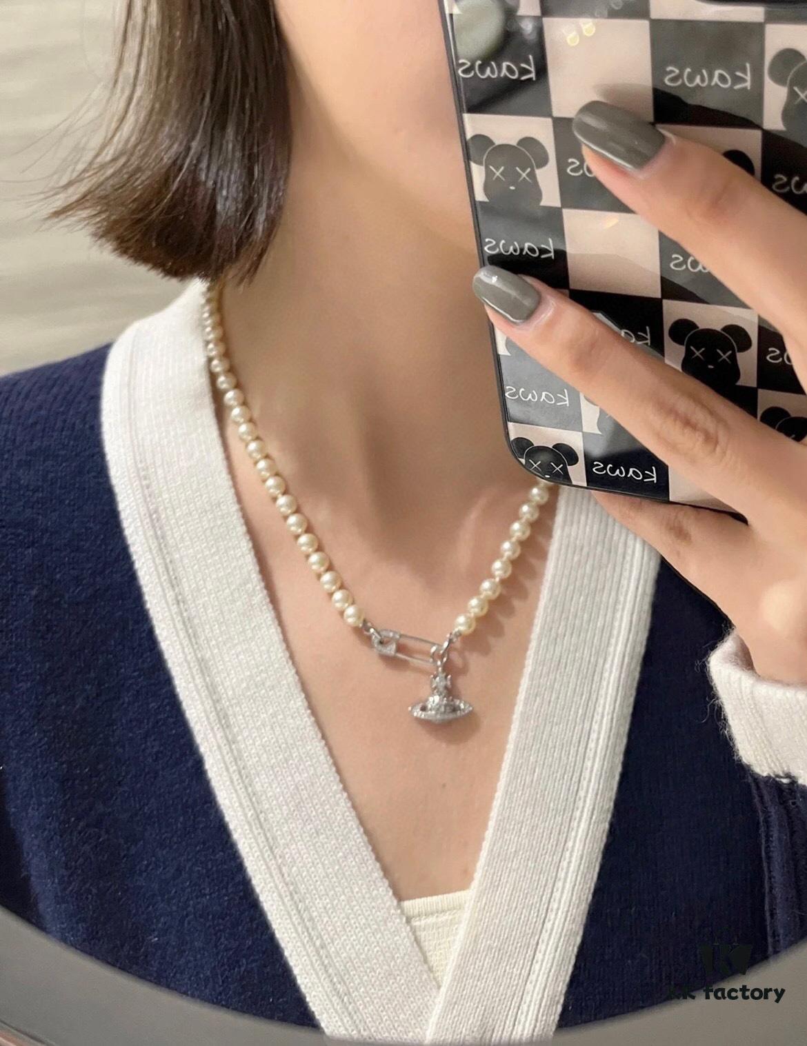 693036e1f09edb6de4c4cd00 Vivienne Westwood - Pin Planet Necklace