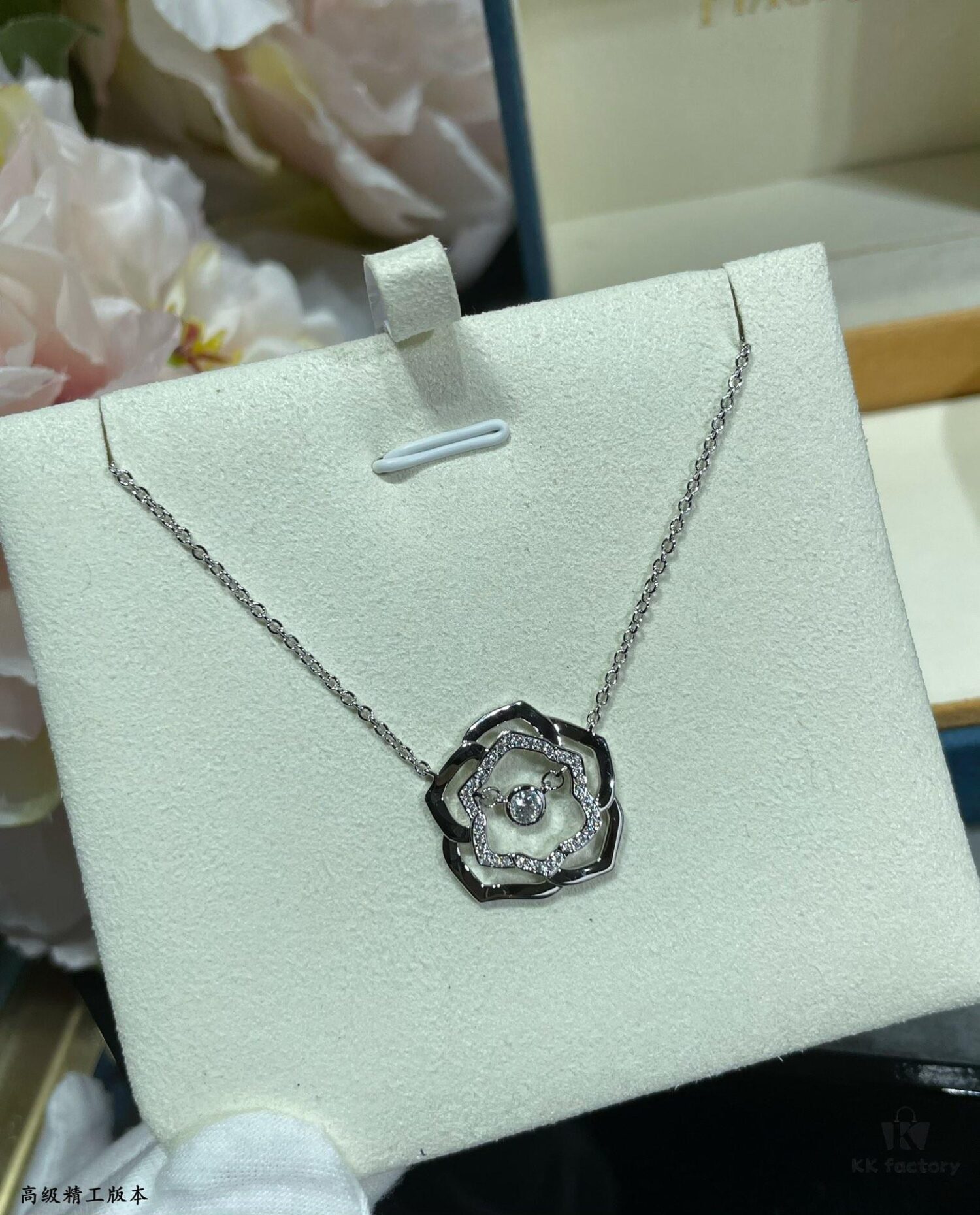 6930372ff09edb6de4c4cd48 Elegant and Eye-Catching Piaget-Style Openwork Rose Necklace