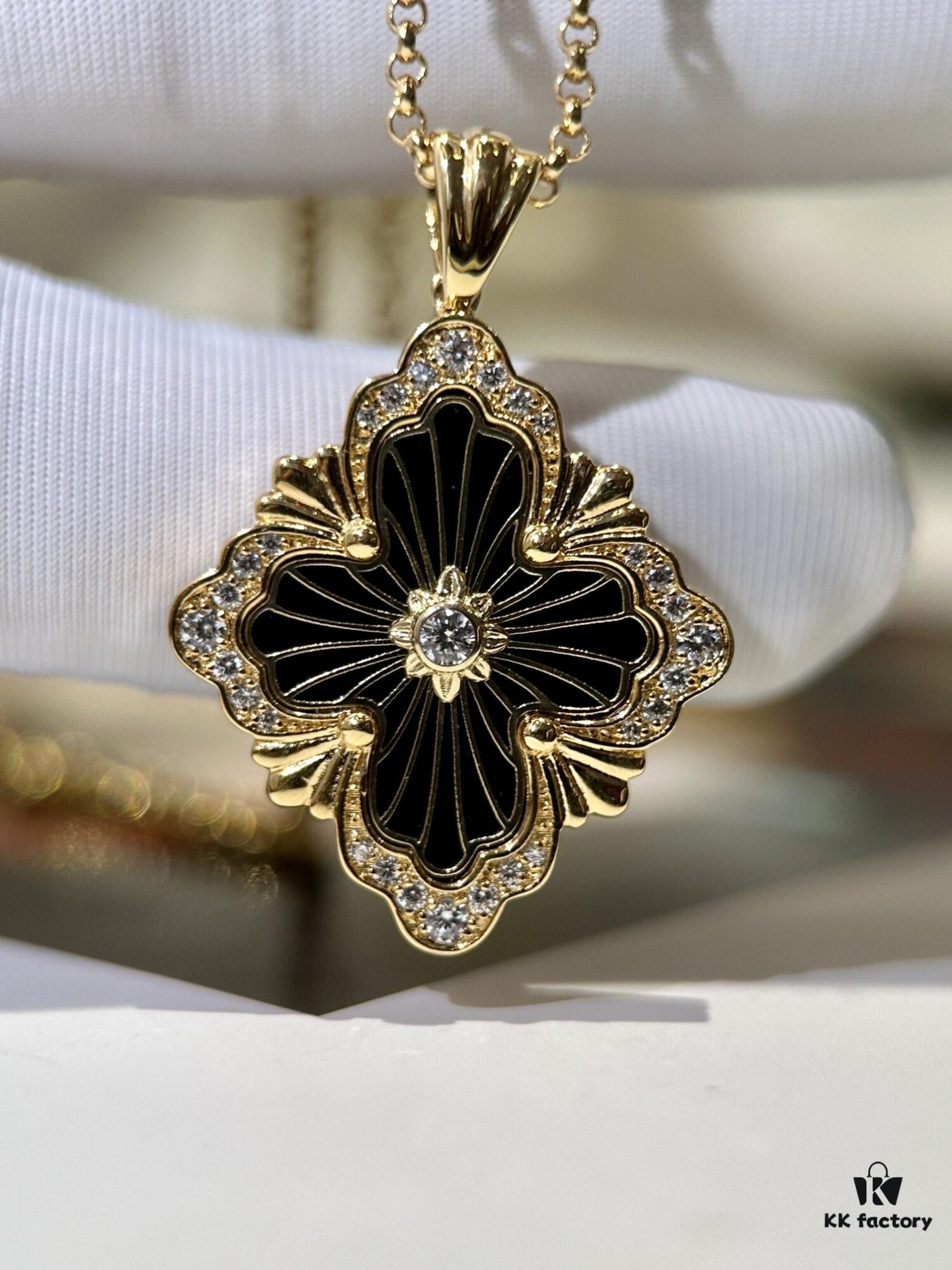 69303748f09edb6de4c4cd63 Market First Release‼️ Black Onyx Necklace #Brushed Four-Leaf Clover Diamond-Set Necklace Buccellati Opera Large Diamond Necklace 💎 Retro Stylish Versatile High-End Piece Exquisite Italian Brushed Craftsmanship 🧚♀️ Mysterious Black Onyx