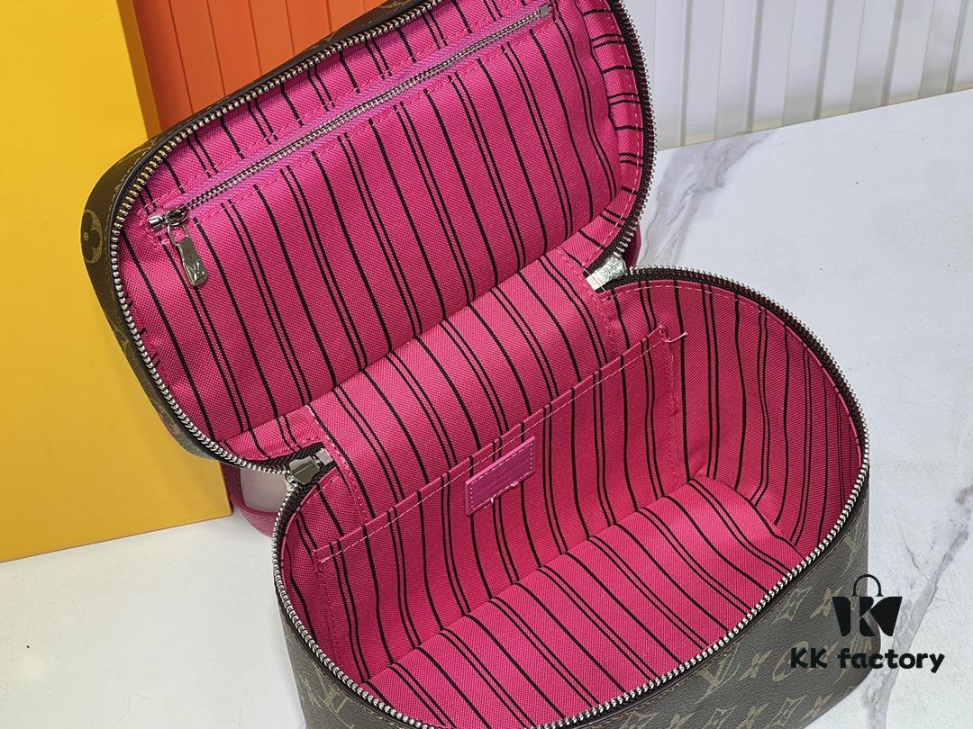 69303790f09edb6de4c4cdad Upgraded Original ✨M42265 This elegant toiletry bag, inspired by the iconic Nice pouch, offers a stylish way to carry essential beauty items. The hidden zip pocket inside the flap is perfect for storing particularly valuable personal belongings.