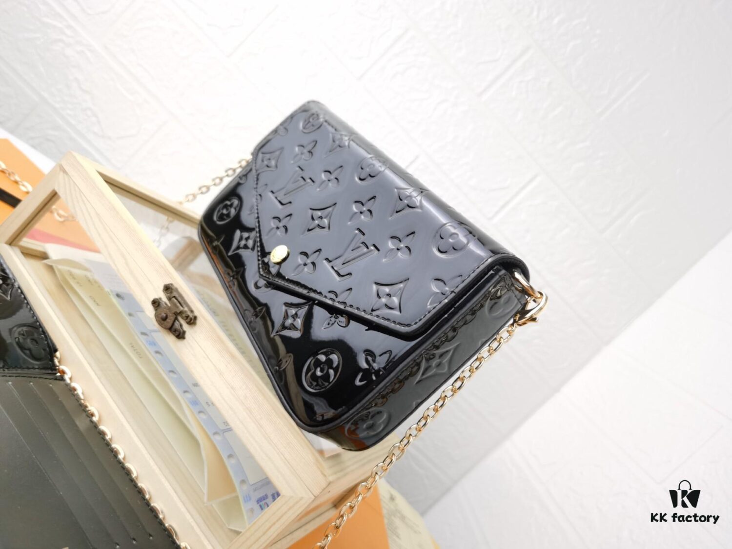 69303795f09edb6de4c4cdb0 Replica High-Quality Full Steel Hardware Embossed Patent Leather Louis Vuitton Felicie Handbag