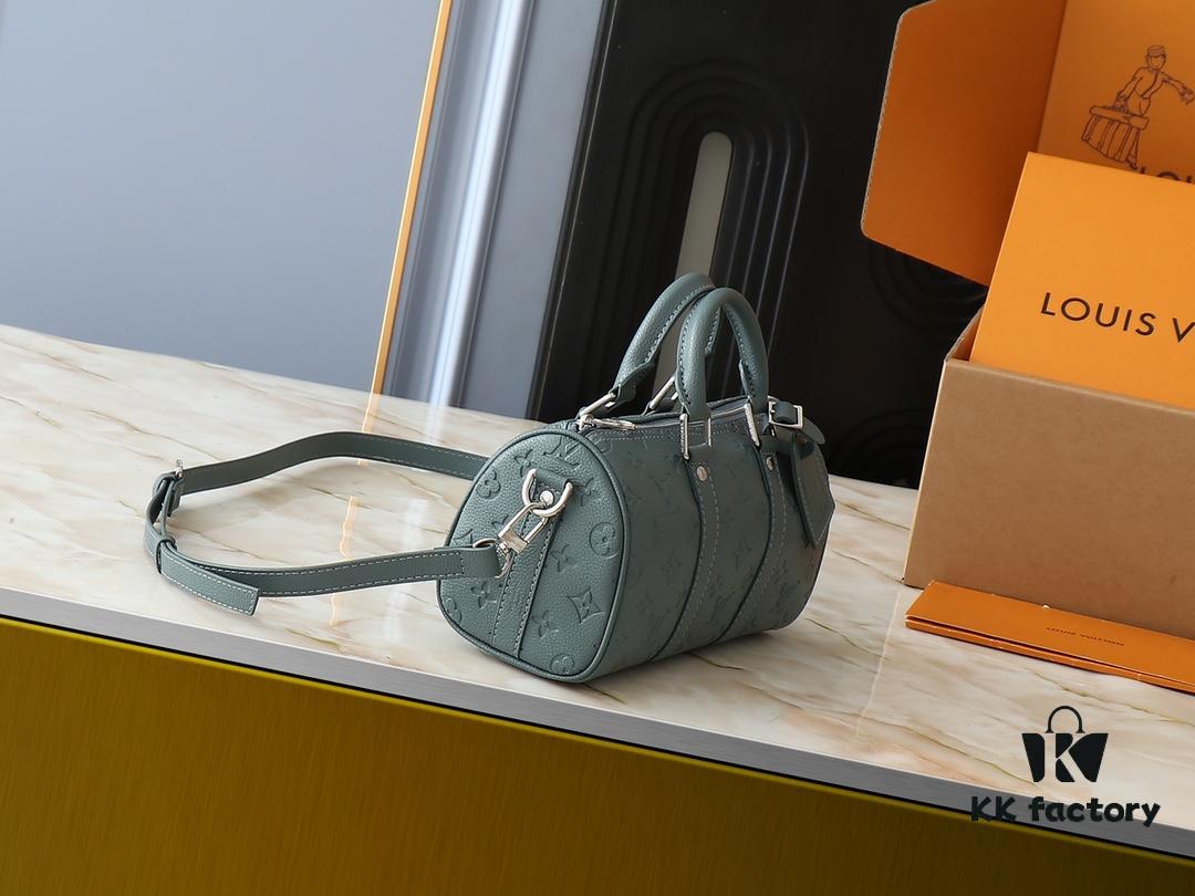 6930383af09edb6de4c4ce57 Upgraded Original M00148 Color Gradient Check M13866 Misty Lake Blue Men's Bag Pillow Bag Speedy HR Series This Keepall 25 Handbag is Crafted from Monogram Eclipse Reverse Canvas Showcasing an Elegant Reinterpretation of Louis Vuitton's Classic Pattern Reinforced Straps and Leather Label Continue the Iconic Elements of the Keepall Collection Zipper Closure Ensures Personal Belongings Travel Securely Dimensions 25.0 x 15.0 x 11.0cm (Length x Height x Width)