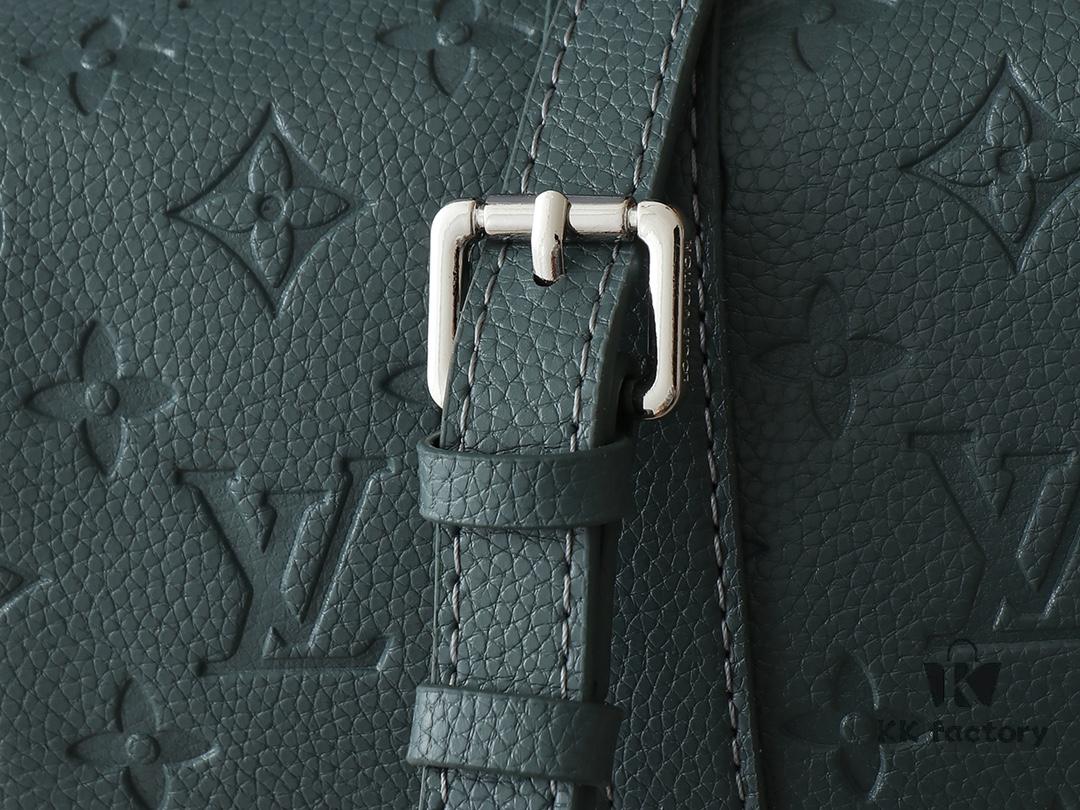 6930383bf09edb6de4c4ce58 Upgraded Original M00148 Color Gradient Check M13866 Misty Lake Blue Men's Bag Pillow Bag Speedy HR Series This Keepall 25 Handbag is Crafted from Monogram Eclipse Reverse Canvas Showcasing an Elegant Reinterpretation of Louis Vuitton's Classic Pattern Reinforced Straps and Leather Label Continue the Iconic Elements of the Keepall Collection Zipper Closure Ensures Personal Belongings Travel Securely Dimensions 25.0 x 15.0 x 11.0cm (Length x Height x Width)