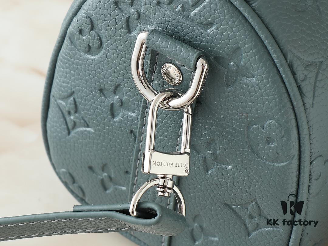 6930383df09edb6de4c4ce5a Upgraded Original M00148 Color Gradient Check M13866 Misty Lake Blue Men's Bag Pillow Bag Speedy HR Series This Keepall 25 Handbag is Crafted from Monogram Eclipse Reverse Canvas Showcasing an Elegant Reinterpretation of Louis Vuitton's Classic Pattern Reinforced Straps and Leather Label Continue the Iconic Elements of the Keepall Collection Zipper Closure Ensures Personal Belongings Travel Securely Dimensions 25.0 x 15.0 x 11.0cm (Length x Height x Width)