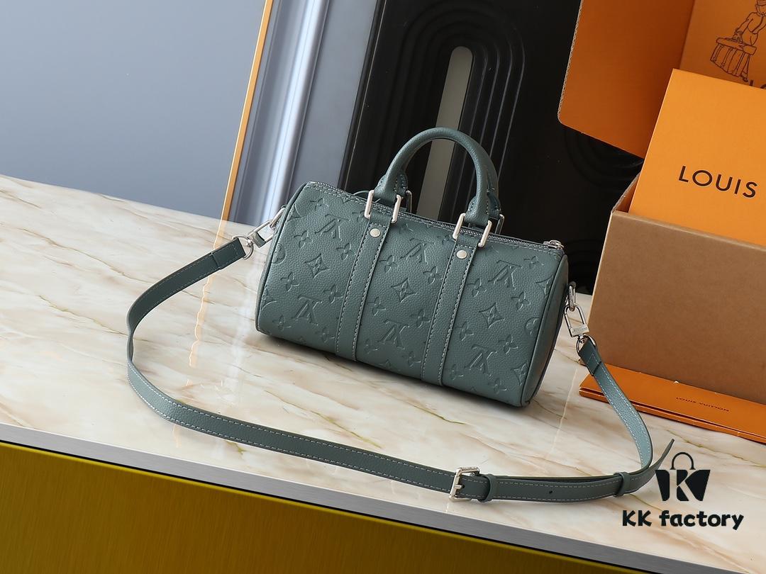 6930383ef09edb6de4c4ce5c Upgraded Original M00148 Color Gradient Check M13866 Misty Lake Blue Men's Bag Pillow Bag Speedy HR Series This Keepall 25 Handbag is Crafted from Monogram Eclipse Reverse Canvas Showcasing an Elegant Reinterpretation of Louis Vuitton's Classic Pattern Reinforced Straps and Leather Label Continue the Iconic Elements of the Keepall Collection Zipper Closure Ensures Personal Belongings Travel Securely Dimensions 25.0 x 15.0 x 11.0cm (Length x Height x Width)