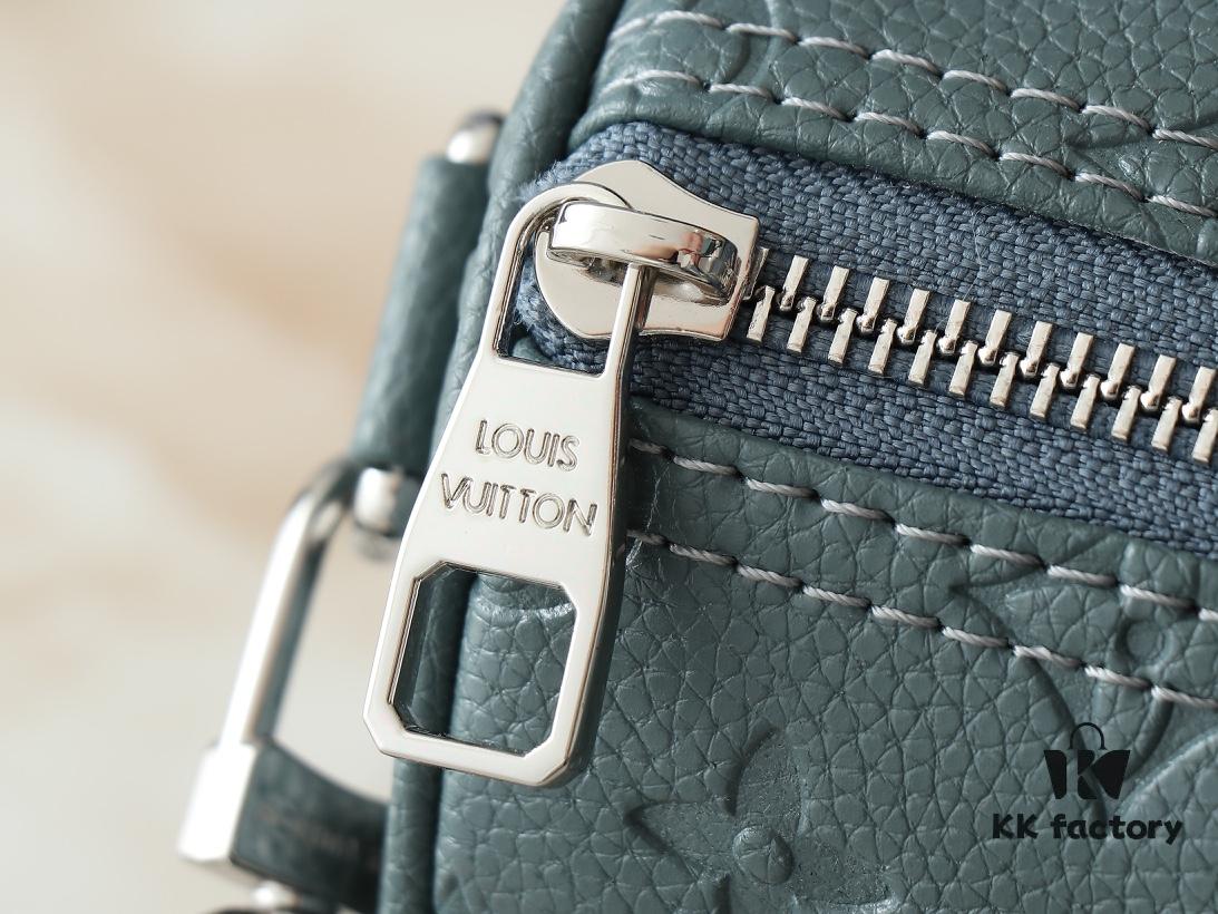 6930383ef09edb6de4c4ce5d Upgraded Original M00148 Color Gradient Check M13866 Misty Lake Blue Men's Bag Pillow Bag Speedy HR Series This Keepall 25 Handbag is Crafted from Monogram Eclipse Reverse Canvas Showcasing an Elegant Reinterpretation of Louis Vuitton's Classic Pattern Reinforced Straps and Leather Label Continue the Iconic Elements of the Keepall Collection Zipper Closure Ensures Personal Belongings Travel Securely Dimensions 25.0 x 15.0 x 11.0cm (Length x Height x Width)