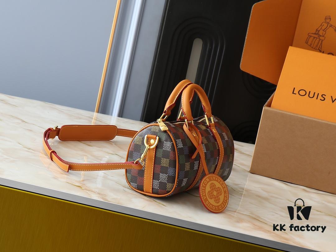 69303841f09edb6de4c4ce5e Upgraded Original M00148 Color Gradient Check M13866 Misty Lake Blue Men's Bag Pillow Bag Speedy HR Series This Keepall 25 Handbag is Crafted from Monogram Eclipse Reverse Canvas Showcasing an Elegant Reinterpretation of Louis Vuitton's Classic Pattern Reinforced Straps and Leather Nameplate Continue the Iconic Elements of the Keepall Collection Zippered Closure Ensures Personal Belongings Travel Securely Dimensions 25.0 x 15.0 x 11.0cm (Length x Height x Width)