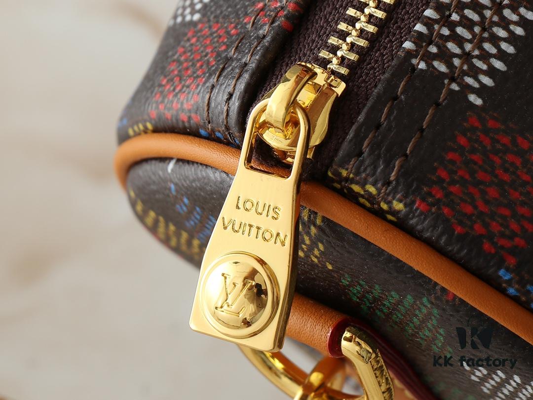 6930384bf09edb6de4c4ce66 Upgraded Original M00148 Color Gradient Check M13866 Misty Lake Blue Men's Bag Pillow Bag Speedy HR Series This Keepall 25 Handbag is Crafted from Monogram Eclipse Reverse Canvas Showcasing an Elegant Reinterpretation of Louis Vuitton's Classic Pattern Reinforced Straps and Leather Nameplate Continue the Iconic Elements of the Keepall Collection Zippered Closure Ensures Personal Belongings Travel Securely Dimensions 25.0 x 15.0 x 11.0cm (Length x Height x Width)